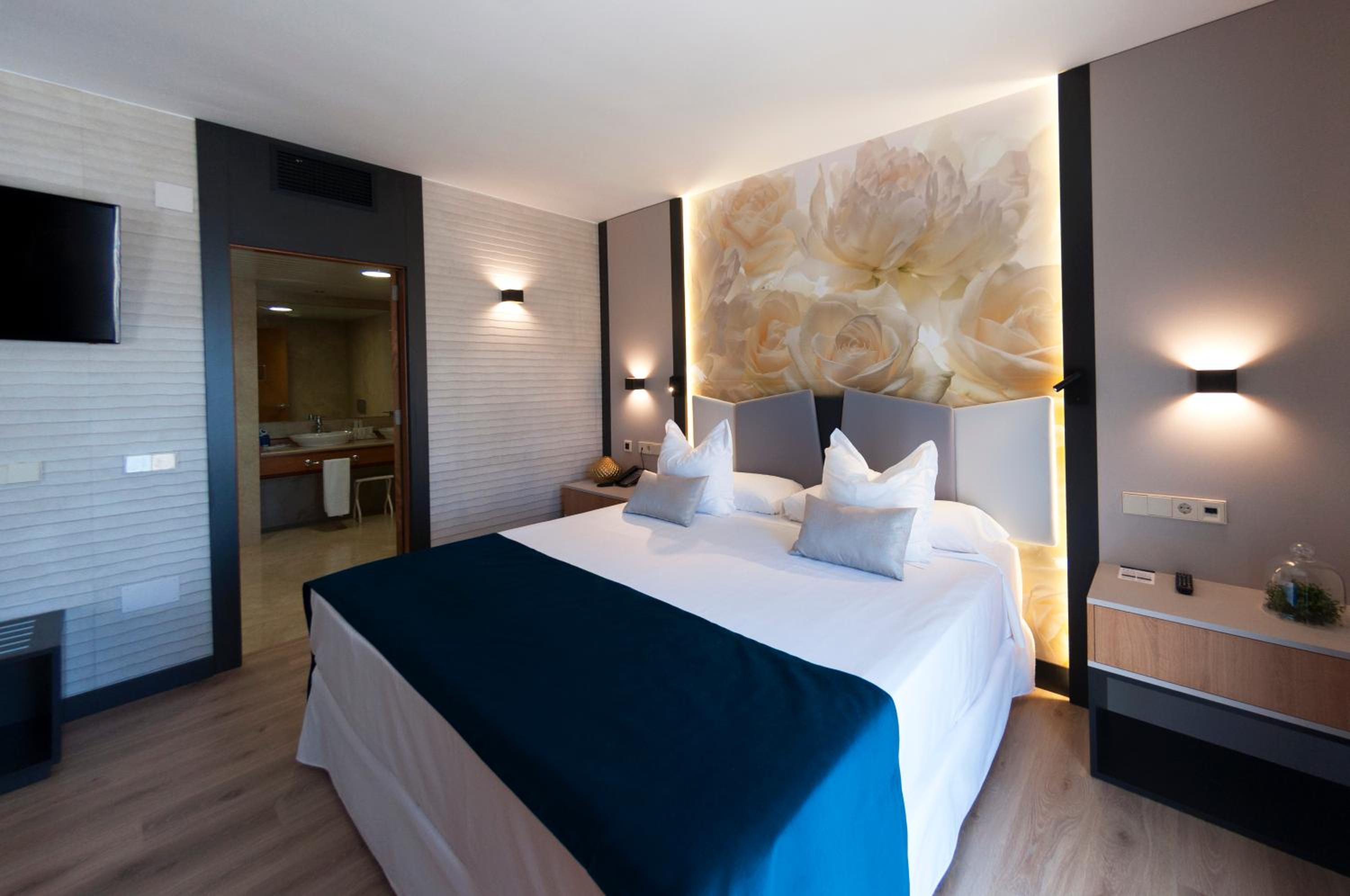 Premium Suite with Hot Tub - Photo 7