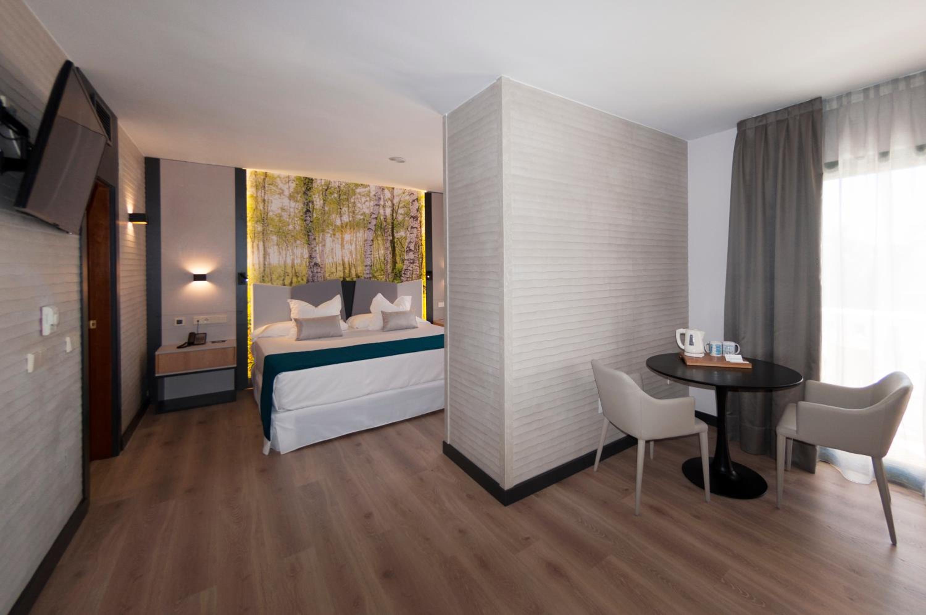 Premium Suite with Hot Tub - Photo 9