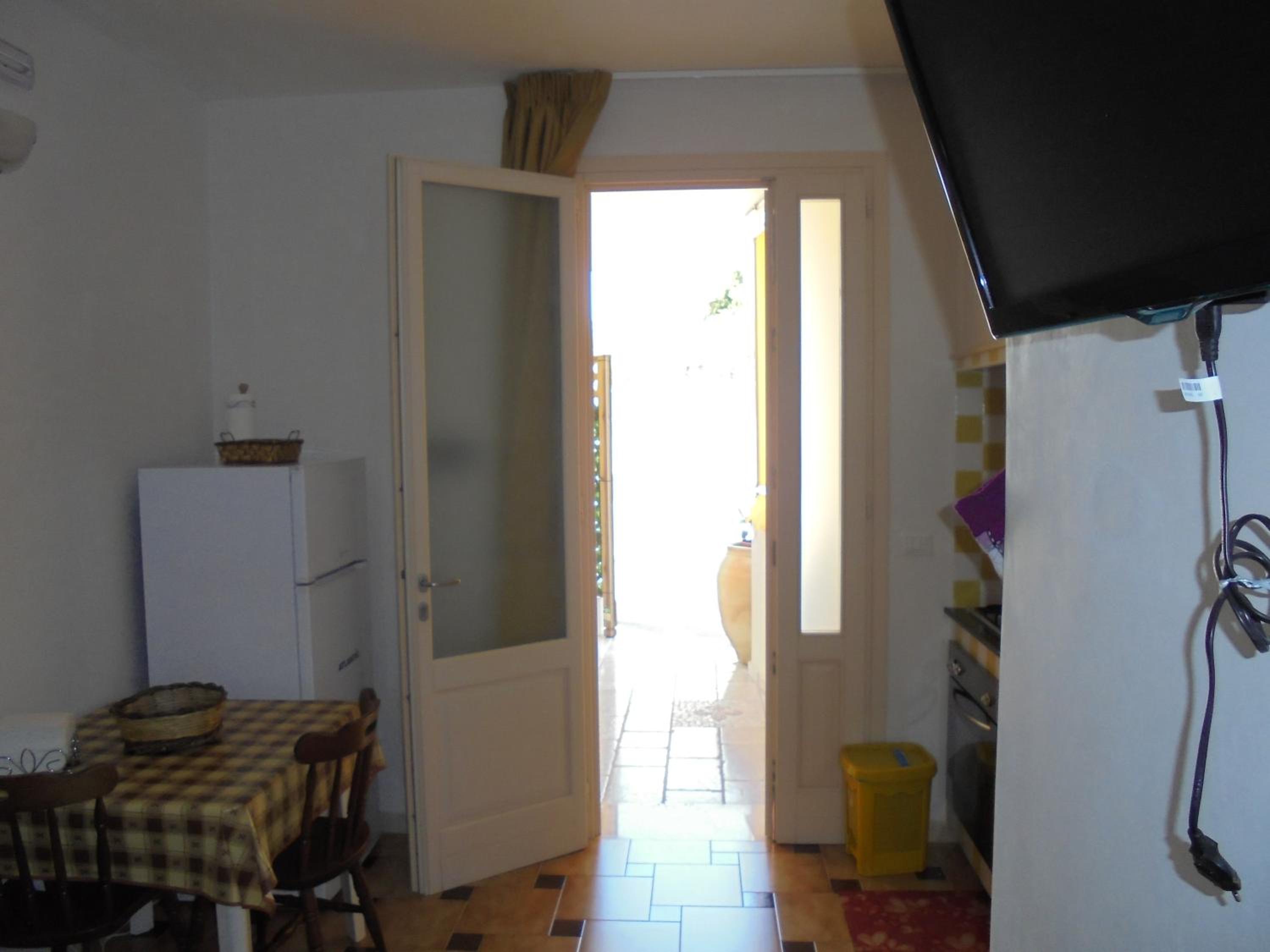One-Bedroom House - Photo 2