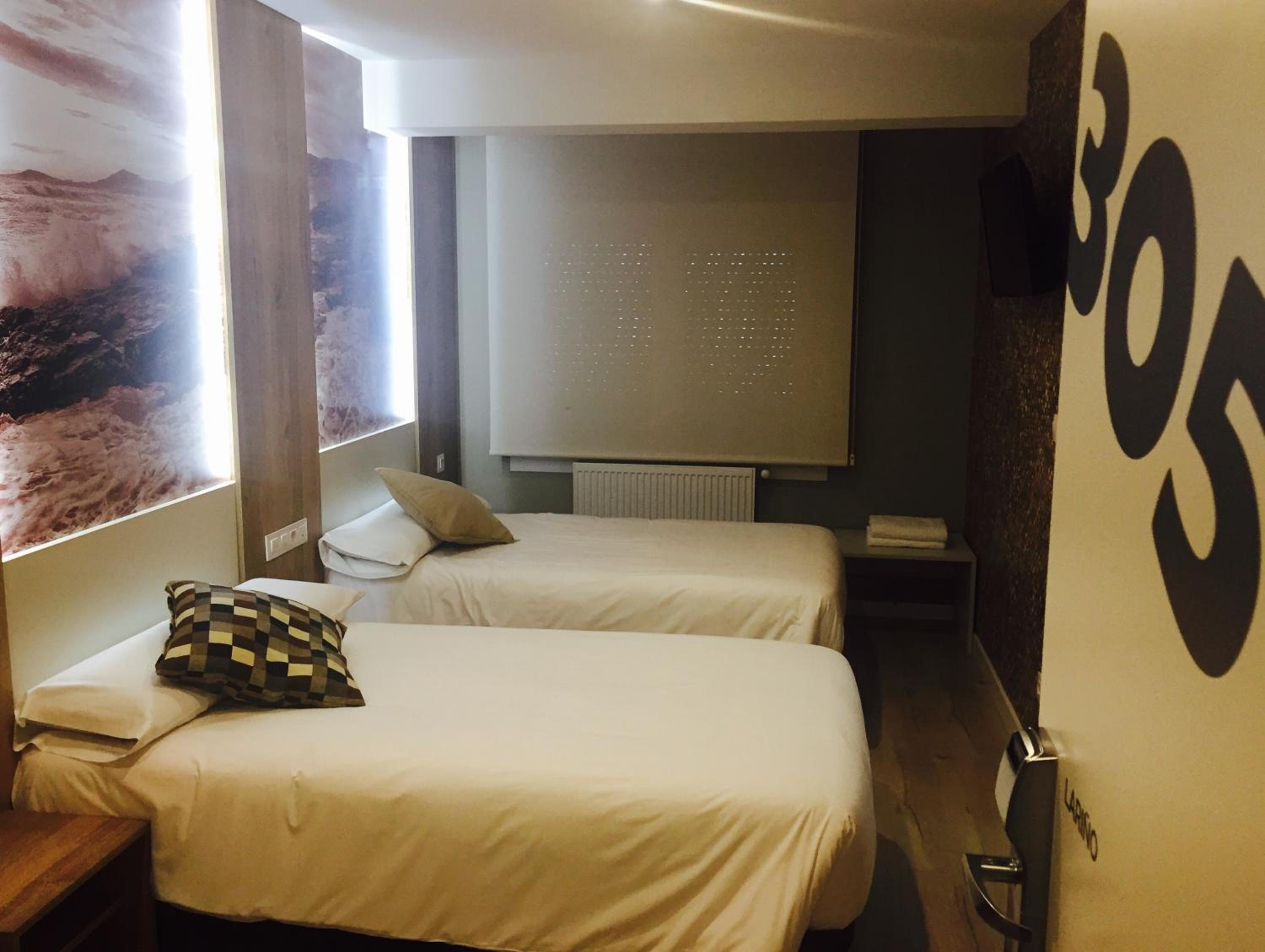 Twin Room with Private Bathroom - Photo 1