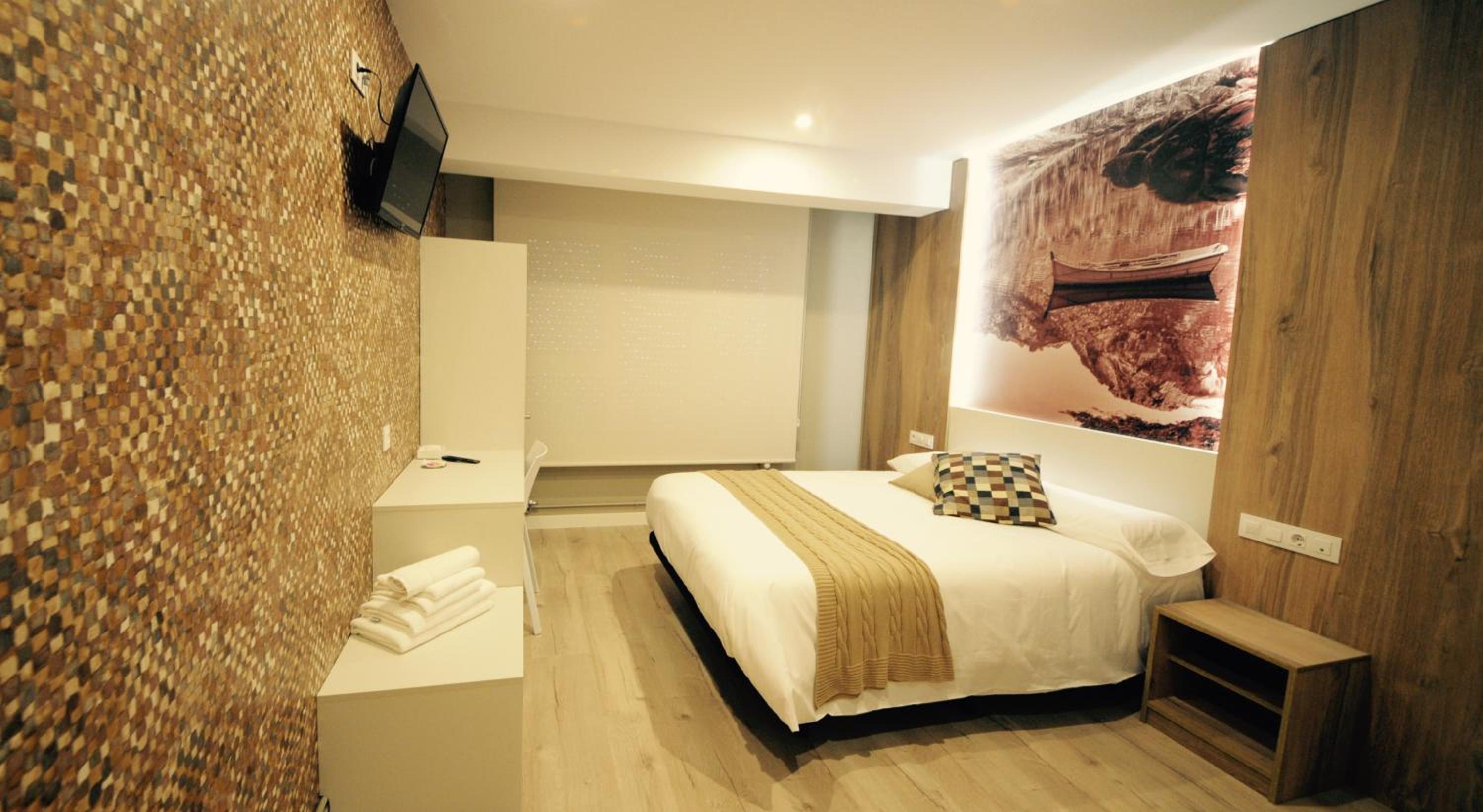 King Room with Roll-In Shower - Disability Access - Photo 4