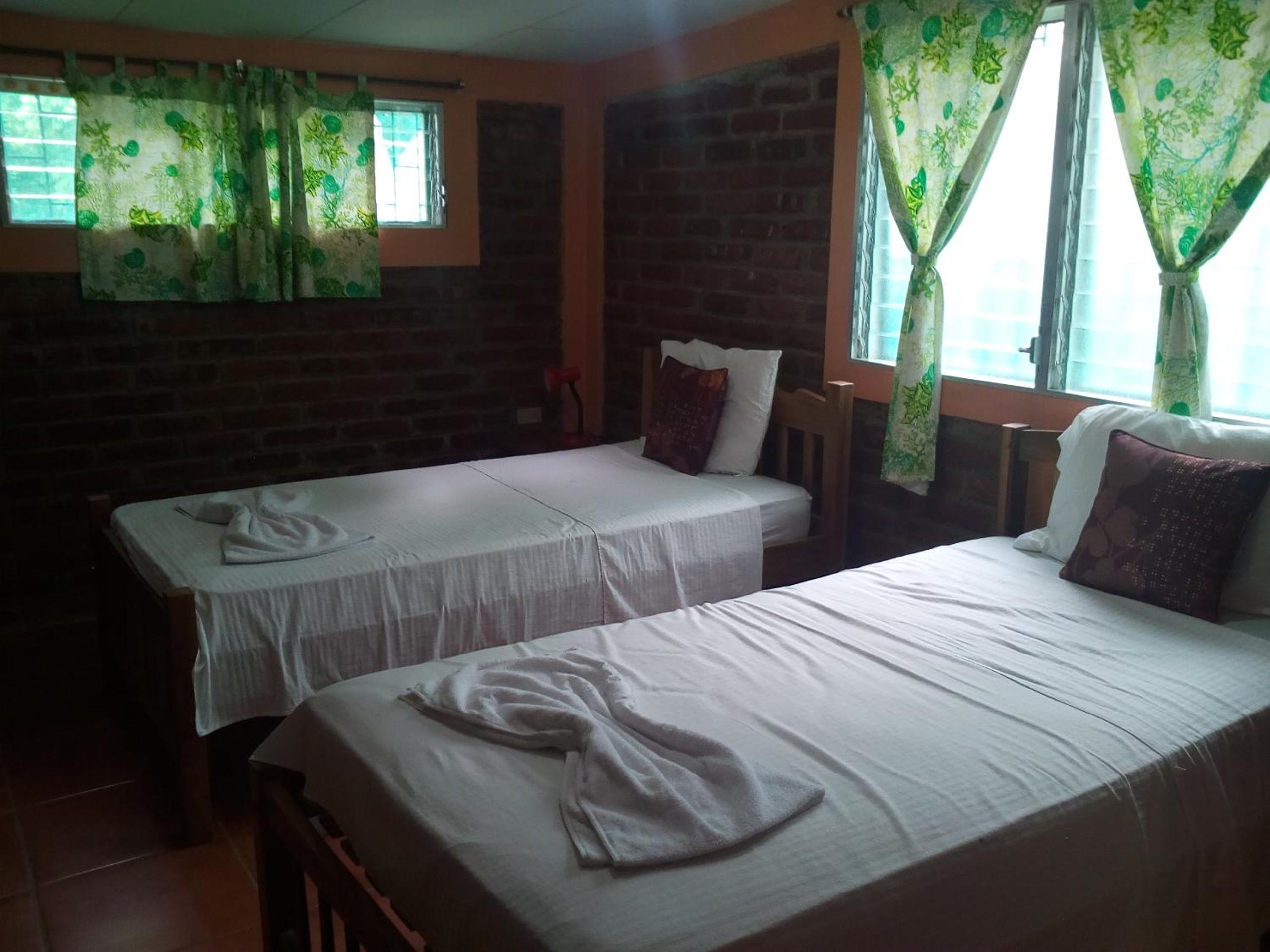 6-Bed Mixed Dormitory Room photo 2