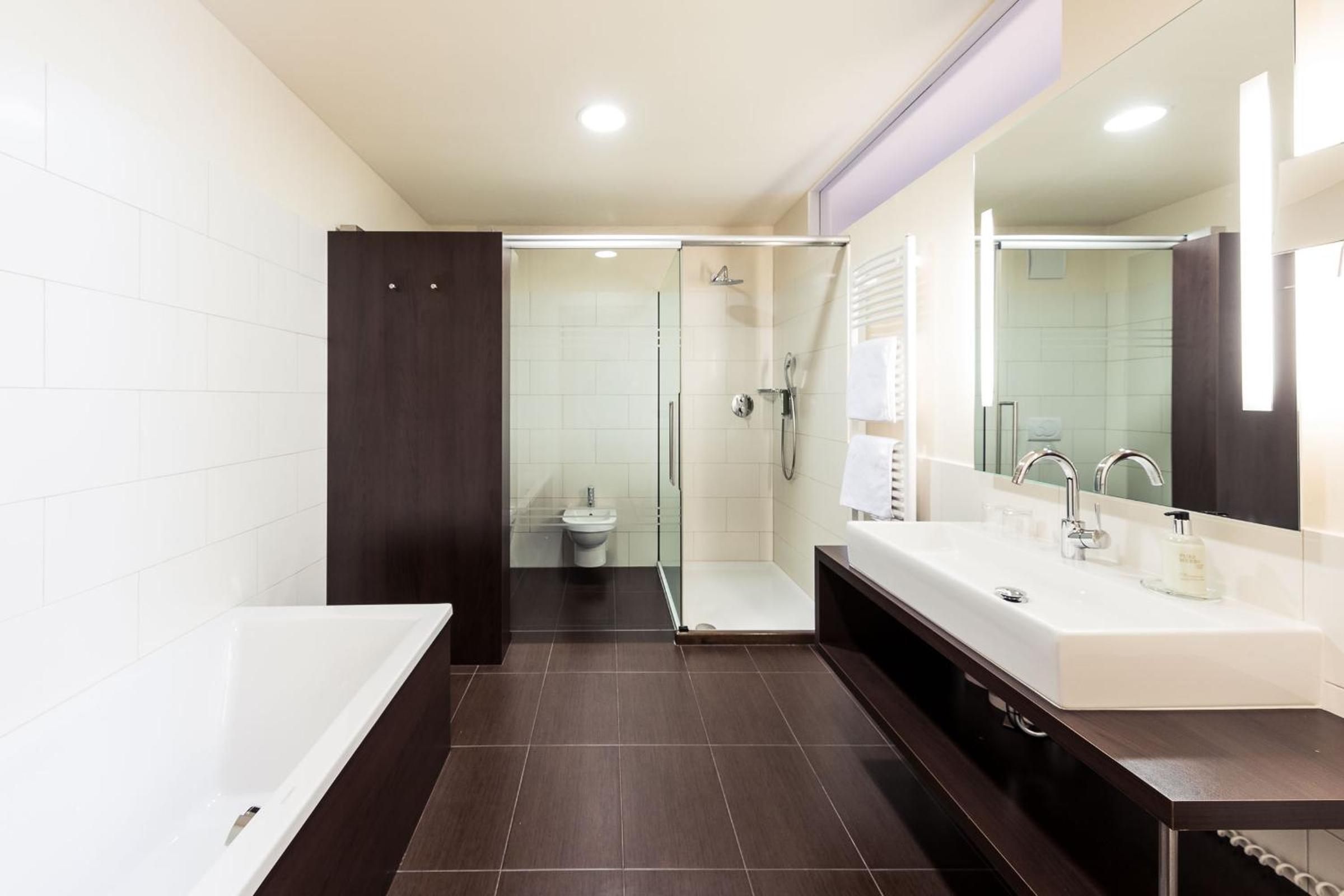 Deluxe Suite with Balcony photo 3