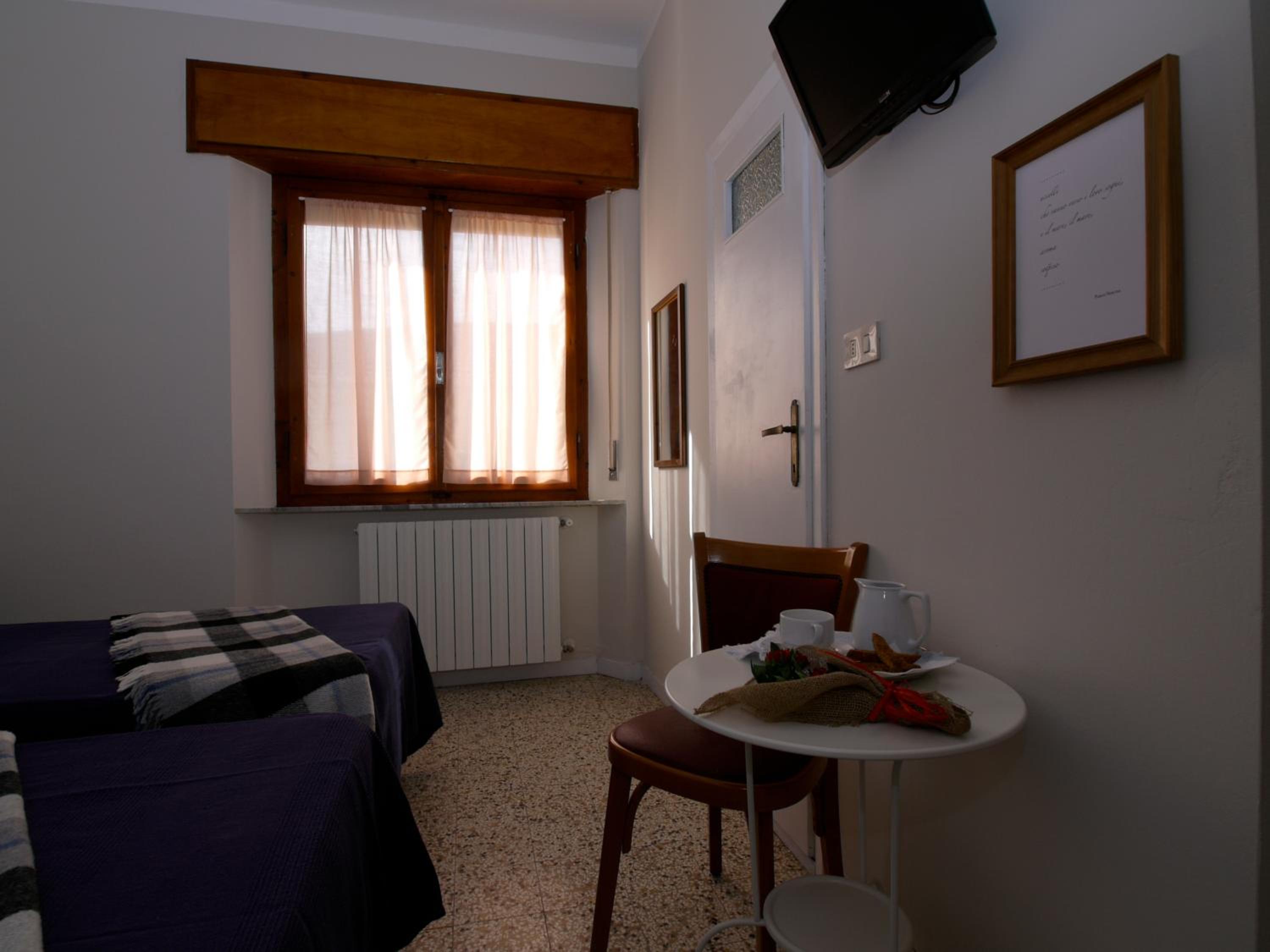 Standard Double Room - Photo 11