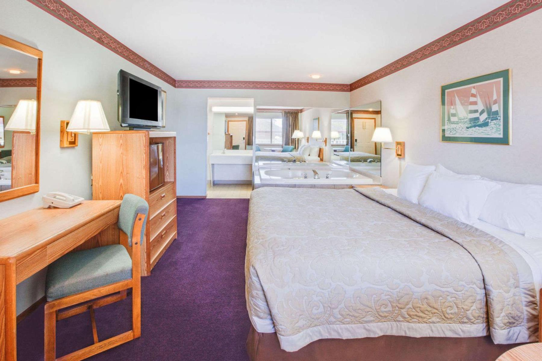 Deluxe King Room with Spa Bath- Non-Smoking - Photo 5
