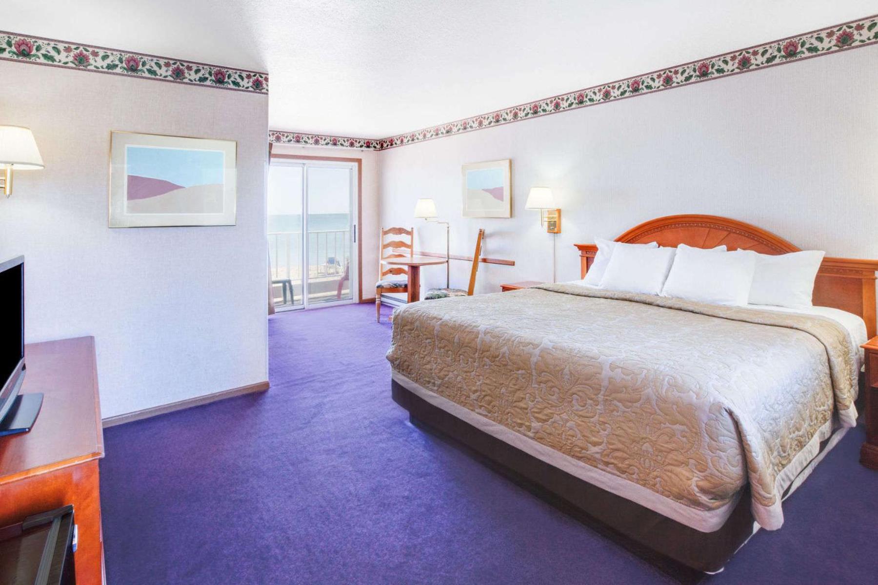 Lakefront Superior King Room - Non-Smoking - Photo 3