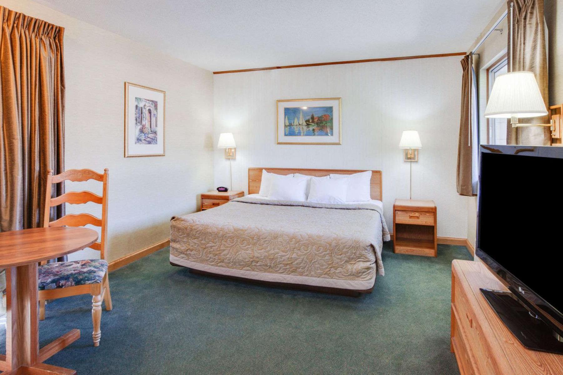 Lakefront Deluxe King Room with Spa Bath - Non-Smoking - Photo 4