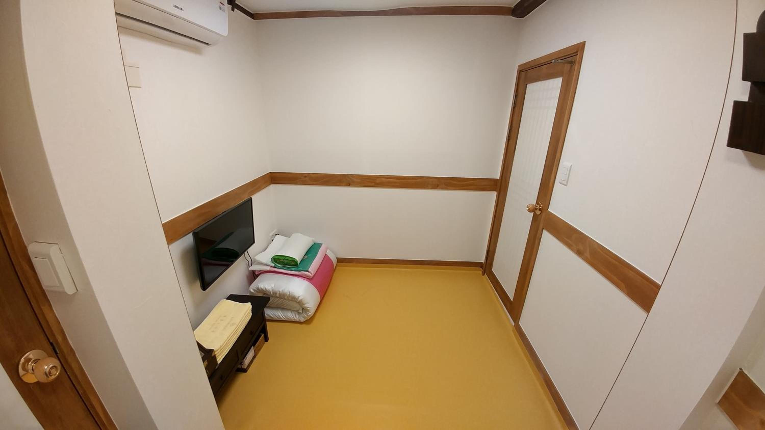 Double Room with Private Bathroom - Photo 2