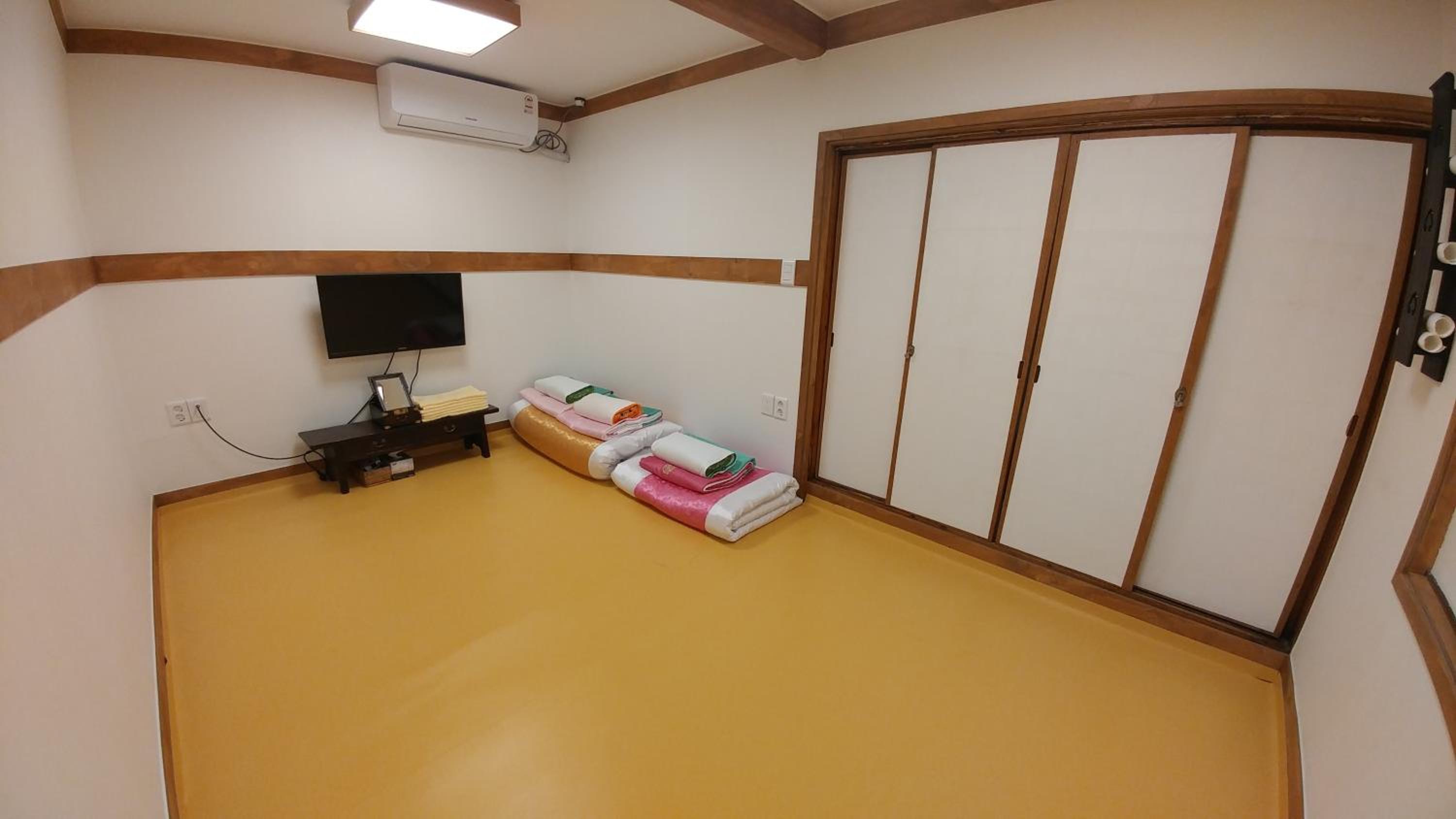 Quadruple Room with Private Bathroom - Photo 18