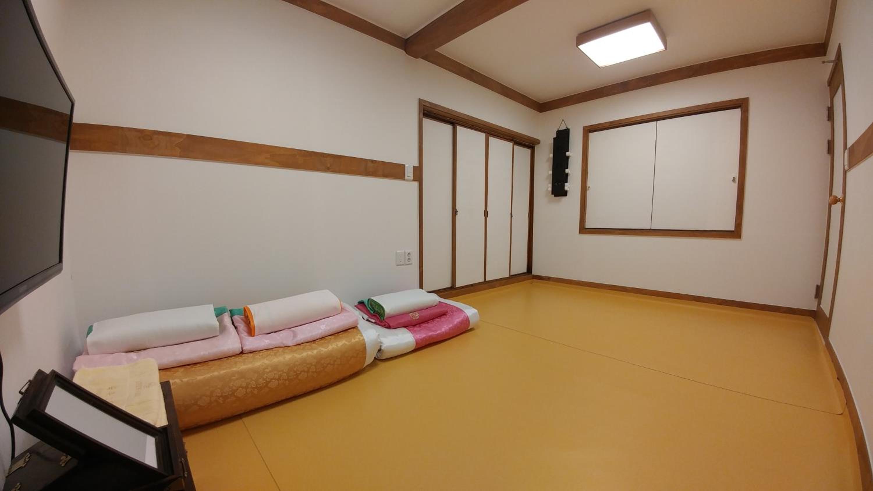 Quadruple Room with Private Bathroom - Photo 14