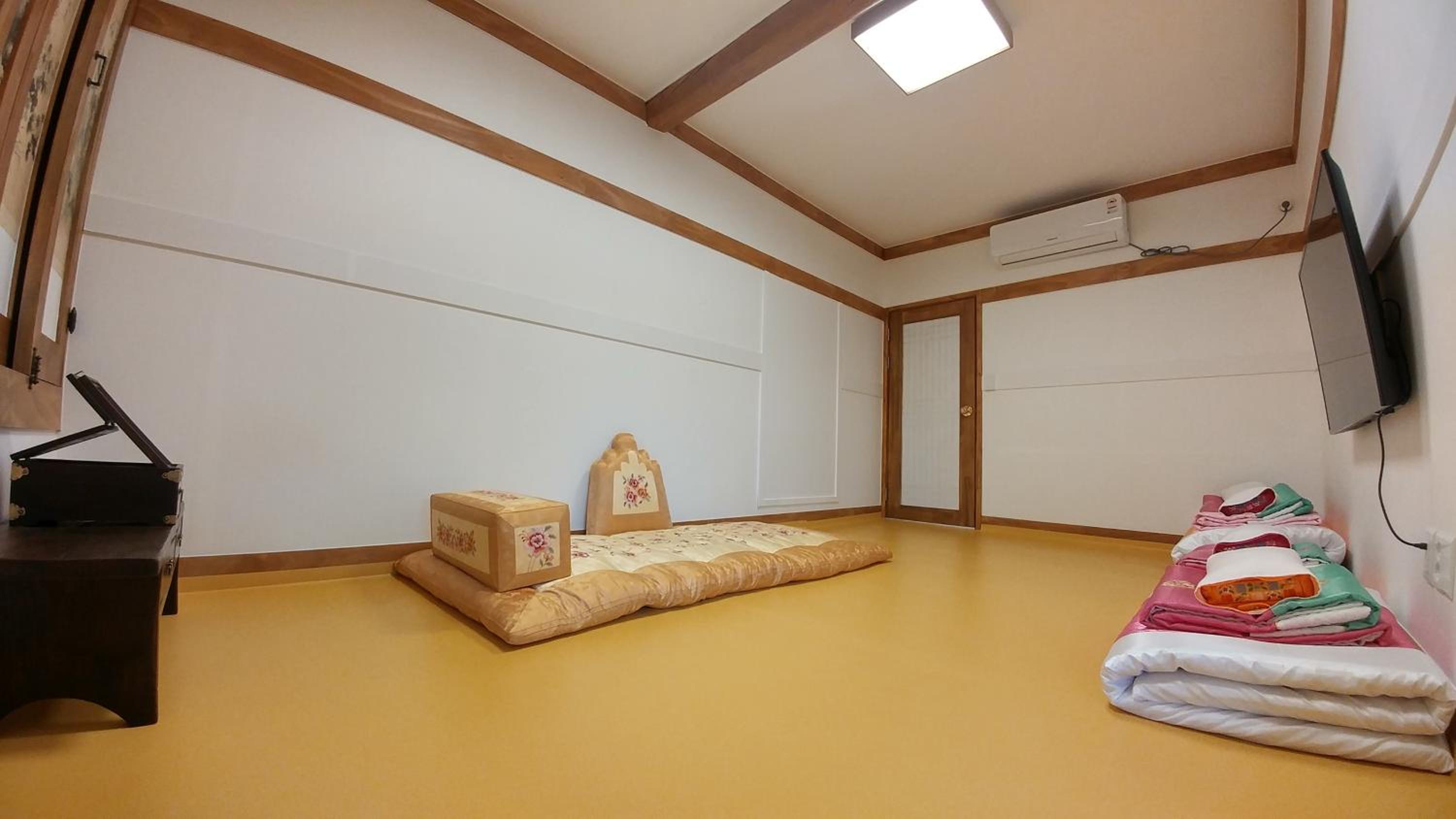 Family Room with Private Bathroom - Photo 5