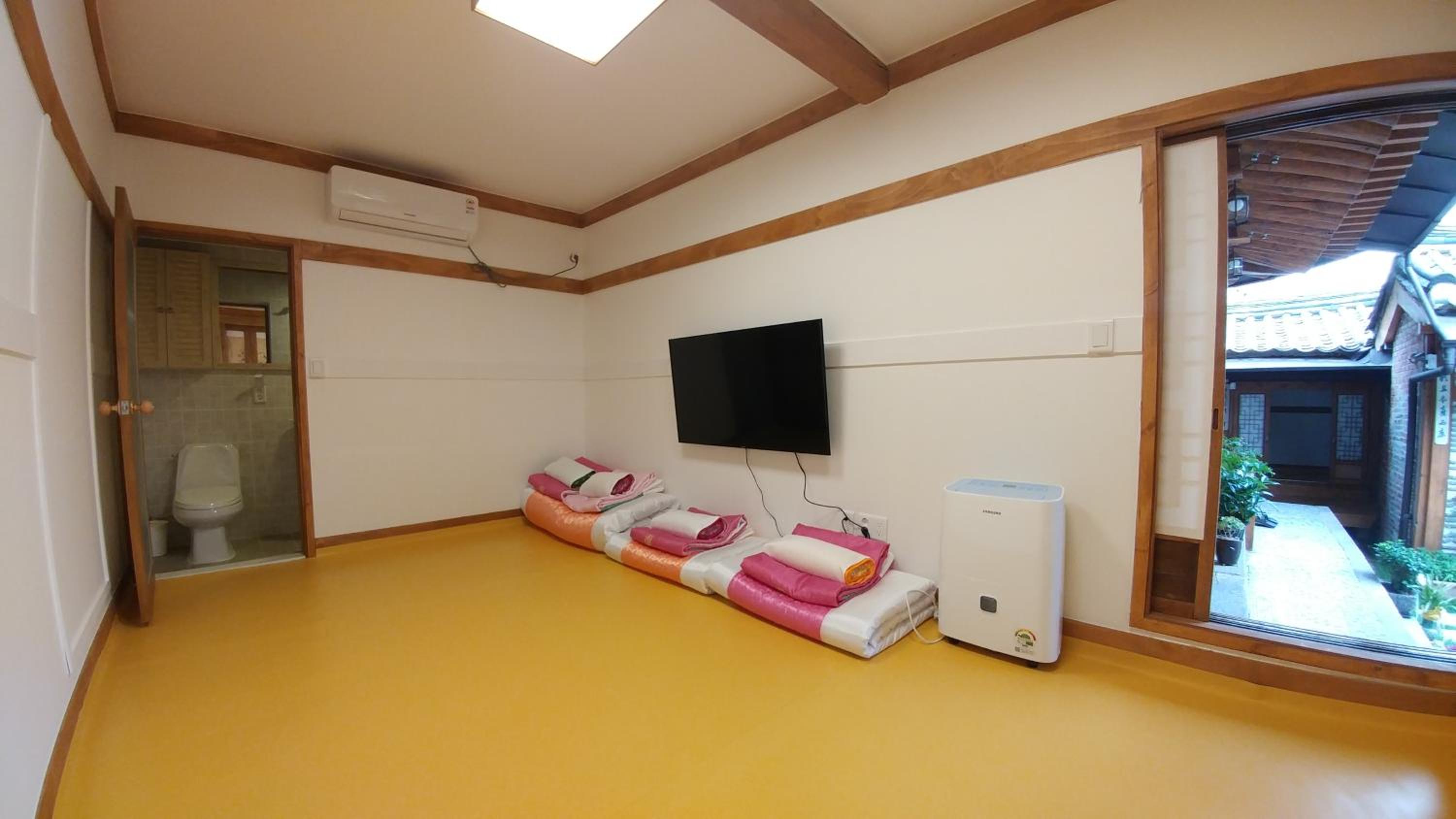 Family Room with Private Bathroom - Photo 4