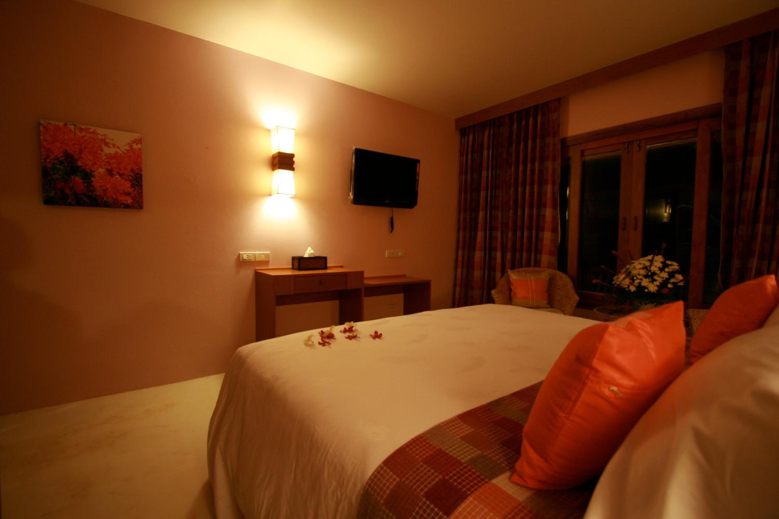 Standard Double or Twin Room - Photo 8