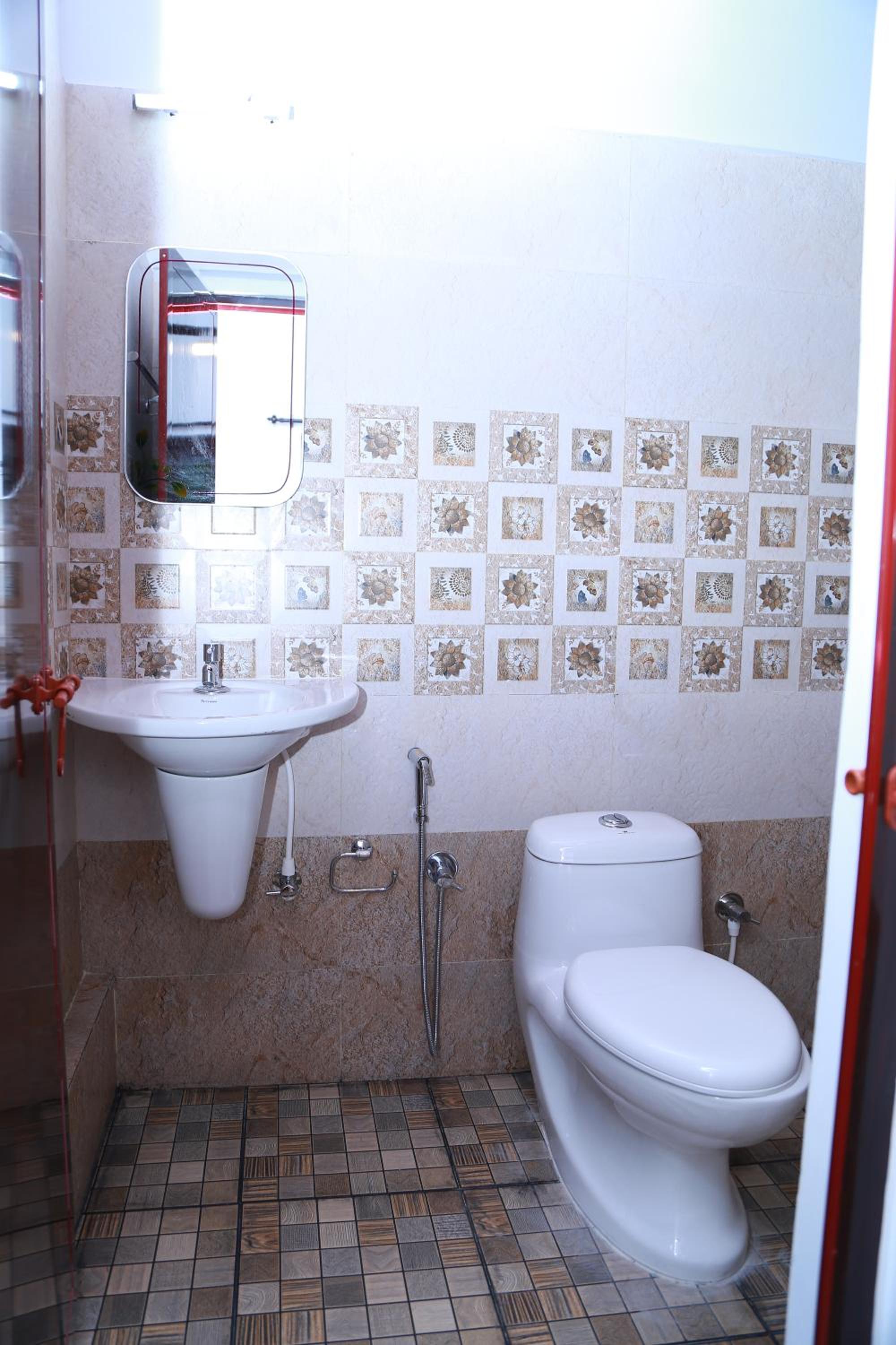 Deluxe Double Room (2 Adults + 1 Child) - Photo 3