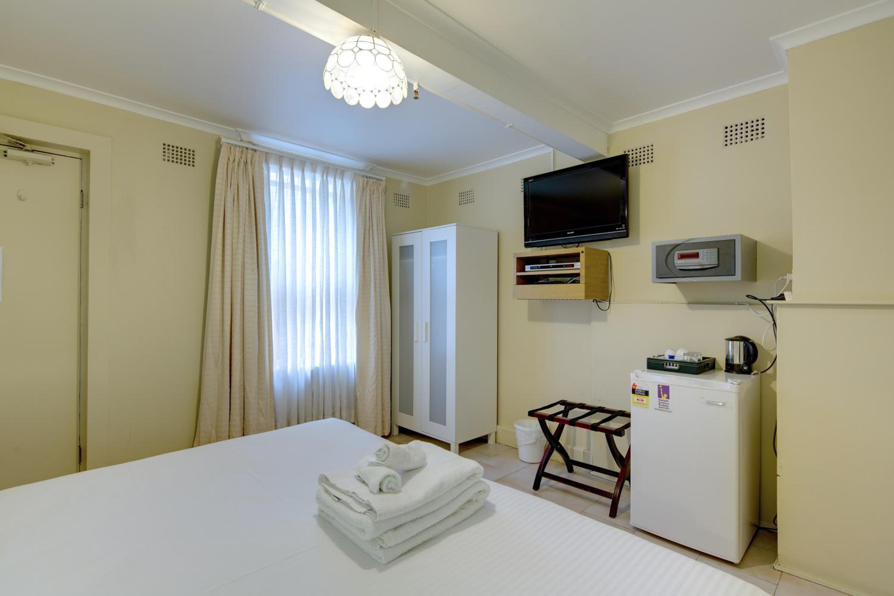 Budget Double Room with Shared Bathroom