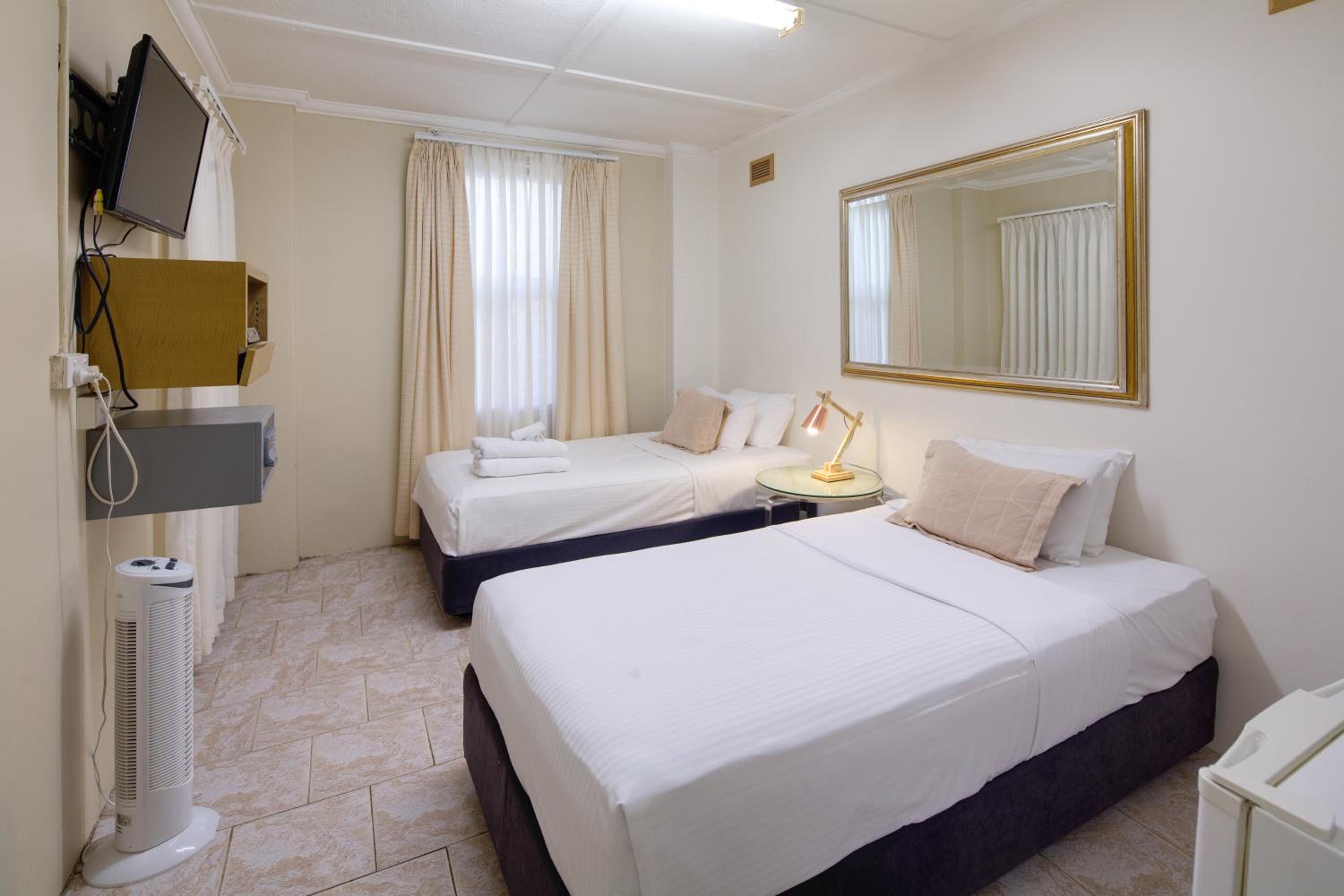 Budget Twin Room with Shared Bathroom