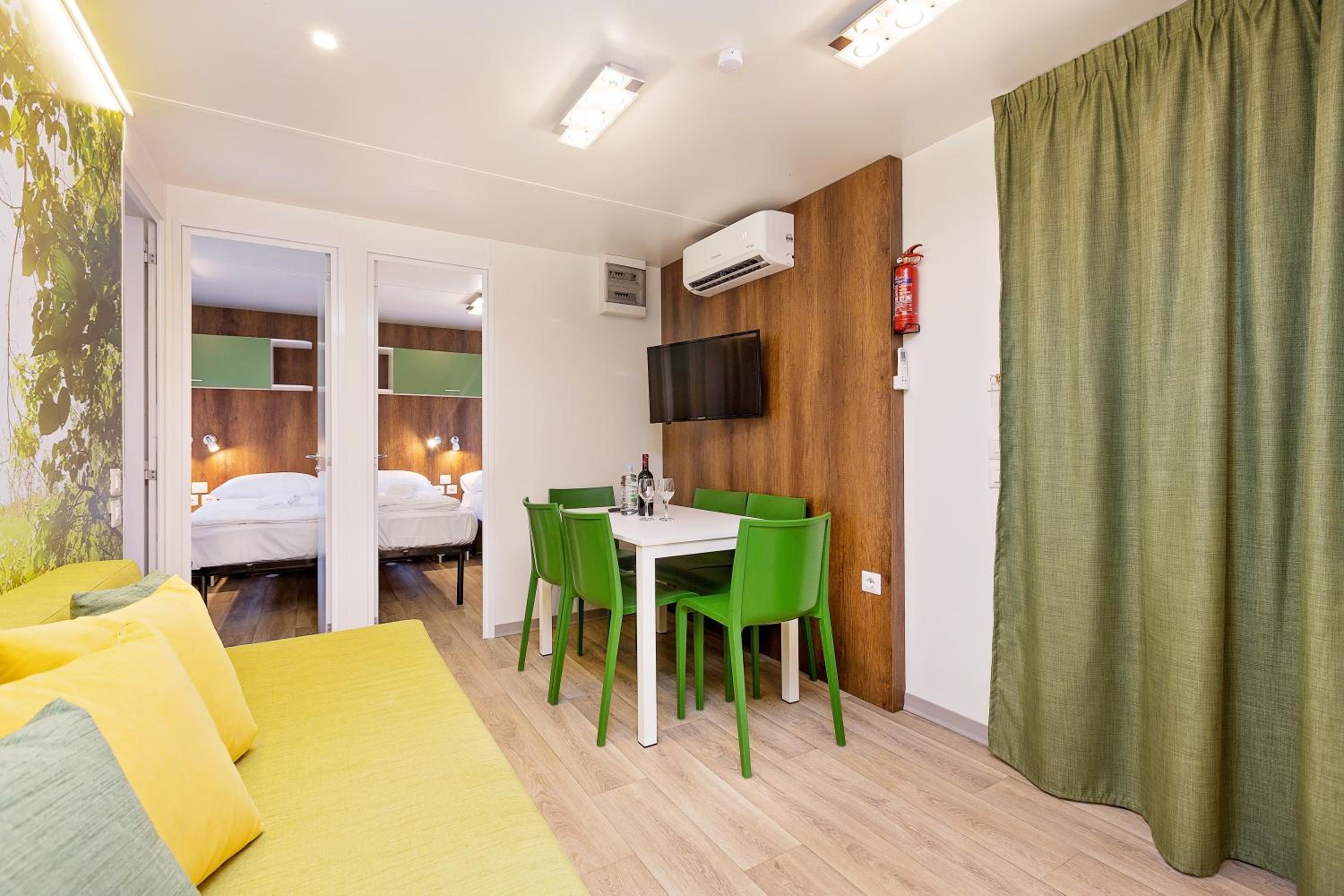 Family Three-Bedroom Mobile Home - Forest Escape photo 3