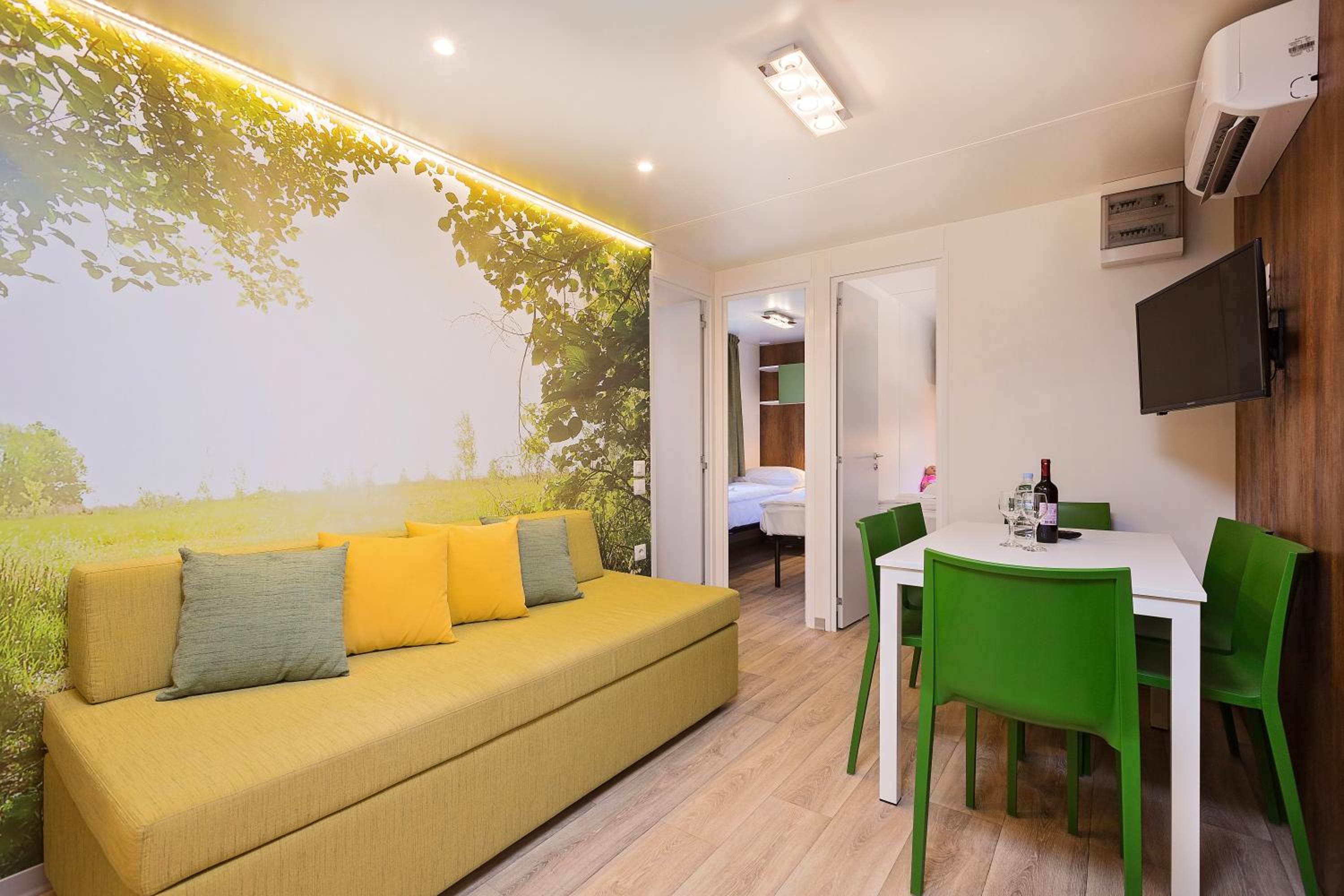 Family Three-Bedroom Mobile Home - Forest Escape