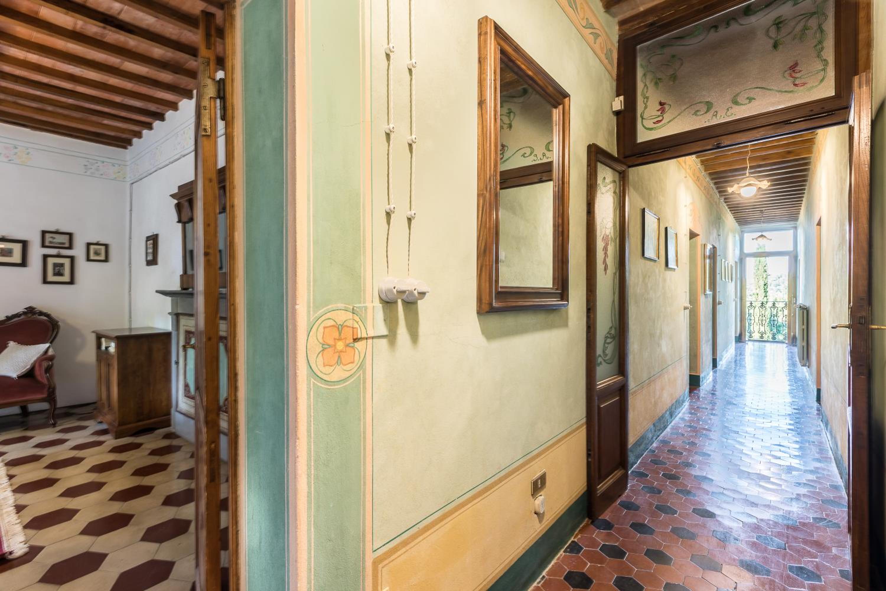Six-Bedroom Villa  photo 1