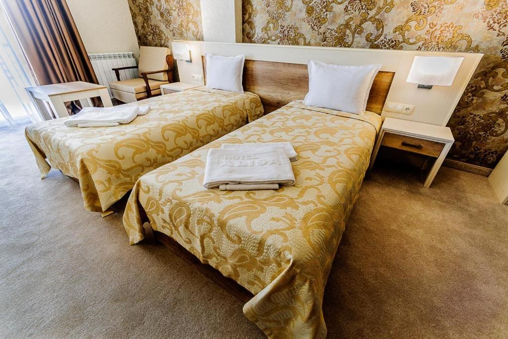 Twin Room with Balcony and Bathtub