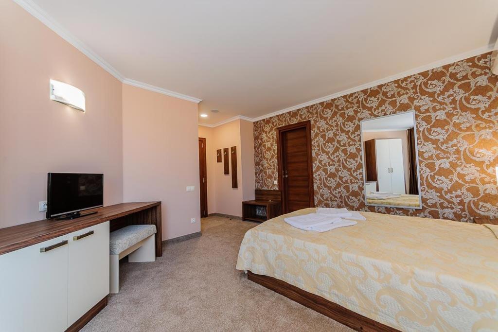 Large Double Room with Bathtub