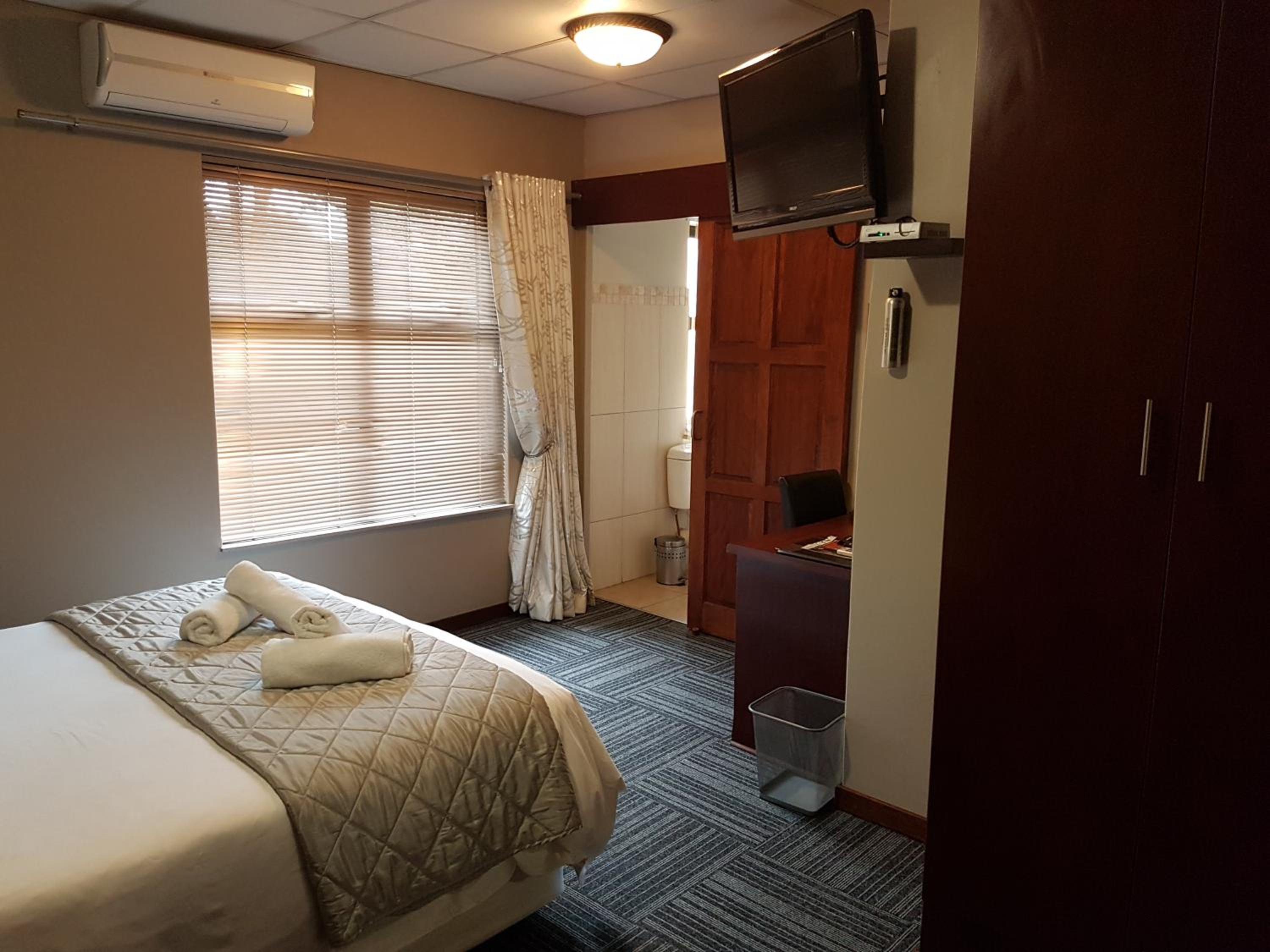 Double Room with Patio - Photo 4