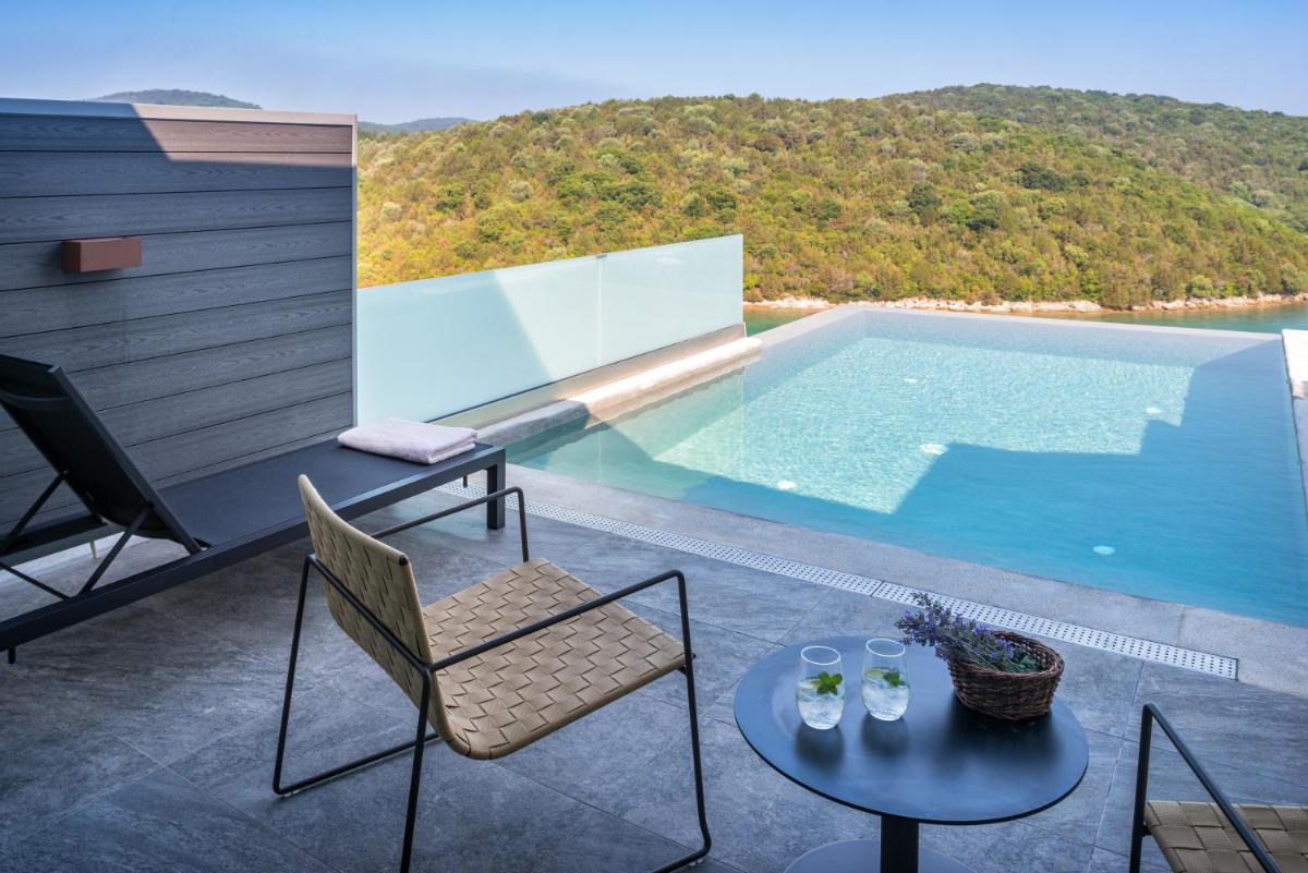 Junior Suite with Private Pool and Sea View - Photo 5