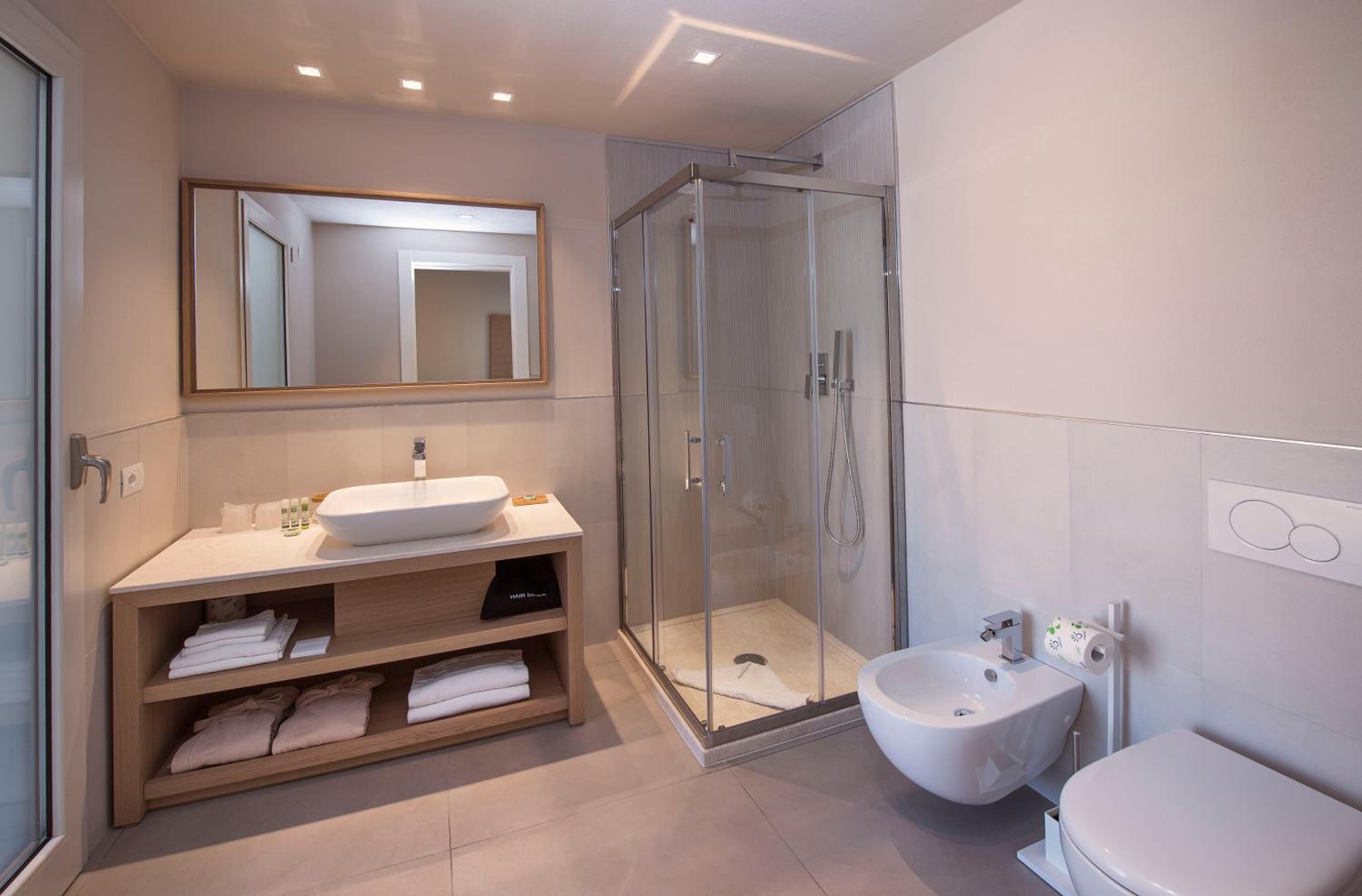 Double or Twin Room with Partial Sea View - Photo 4