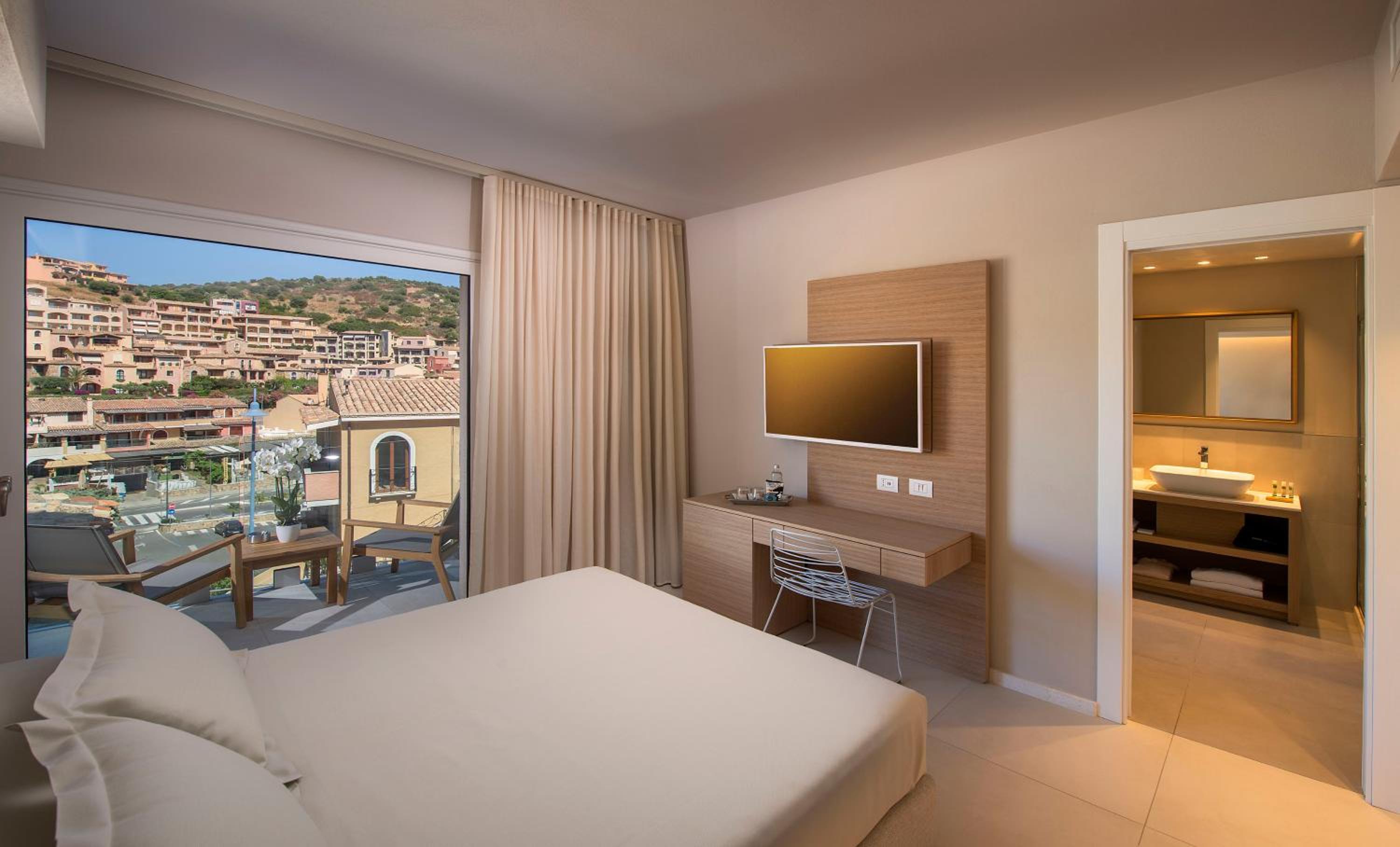 Double or Twin Room with Partial Sea View - Photo 2