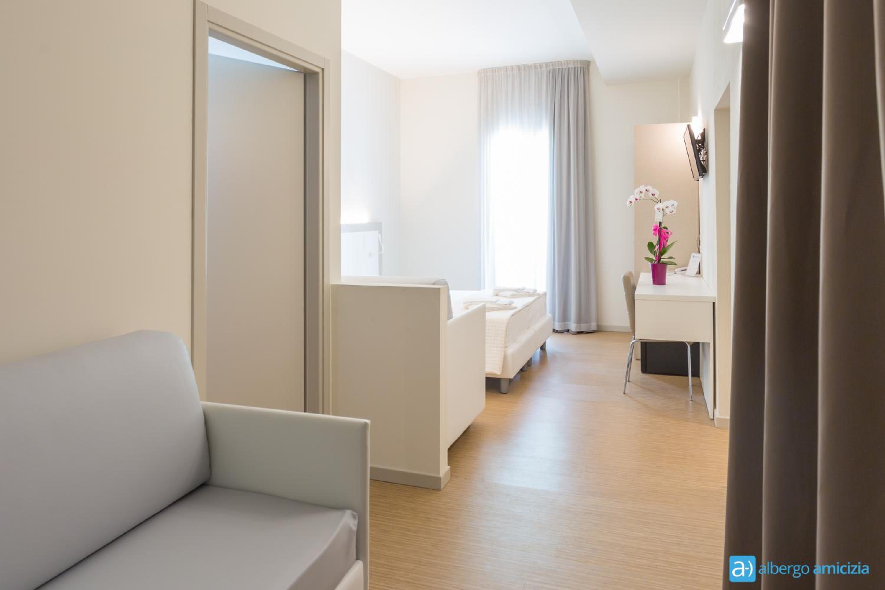 Junior Suite with Balcony - Photo 3