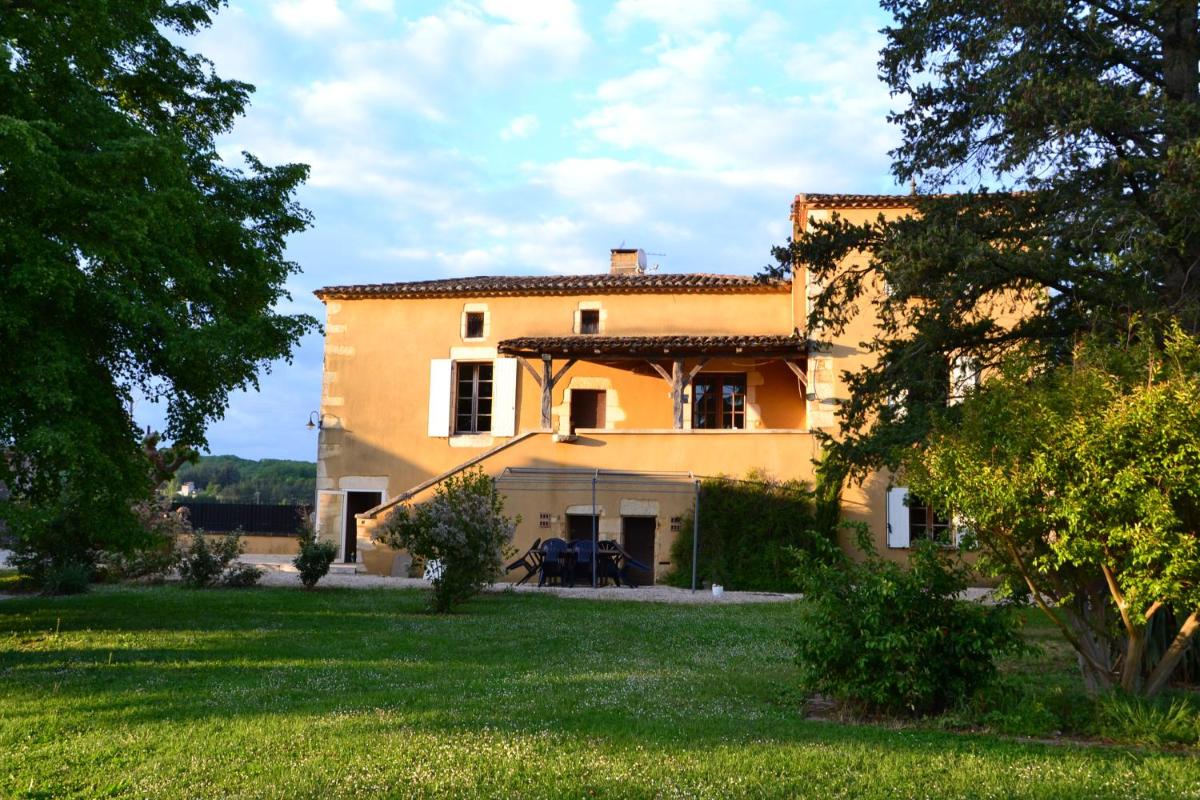 Five-Bedroom House photo 2