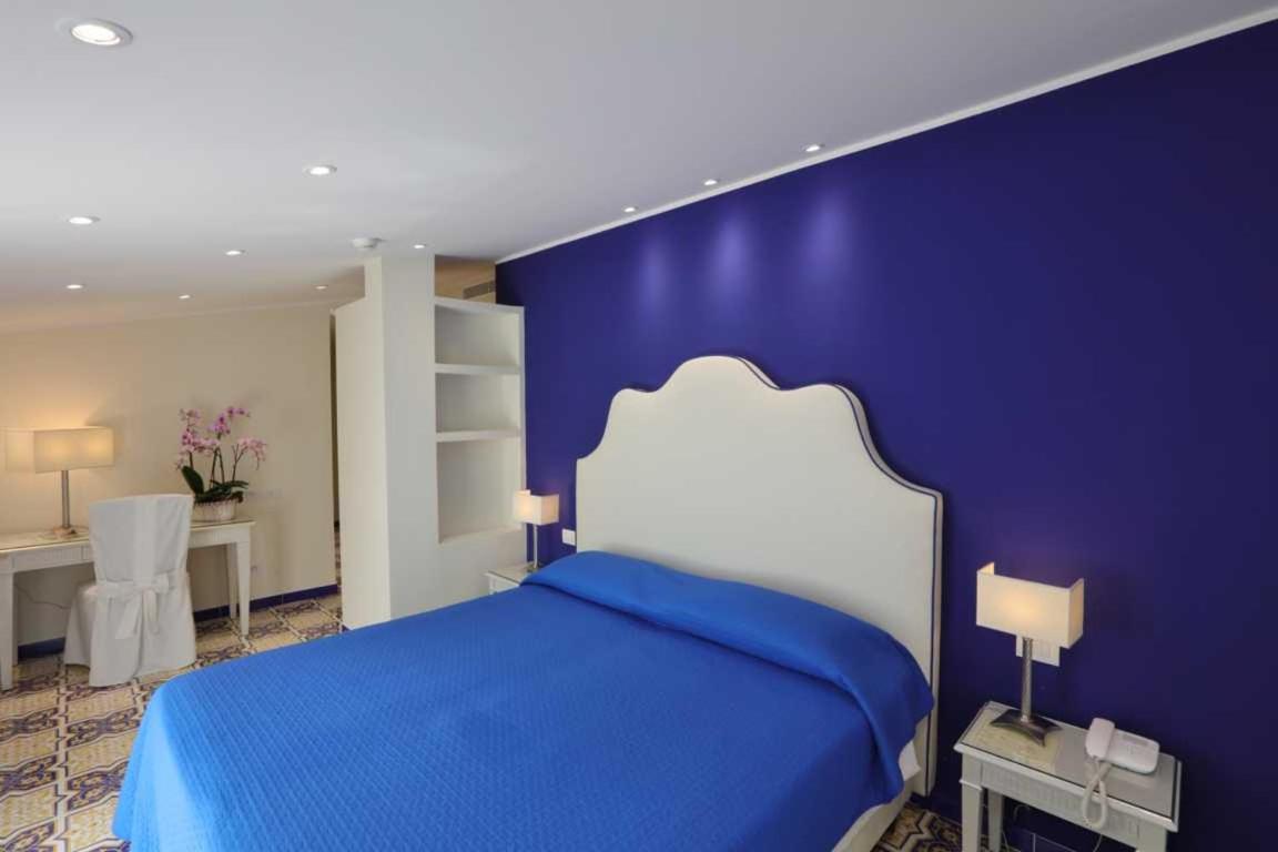 Deluxe Double Room with Sea View - Photo 6