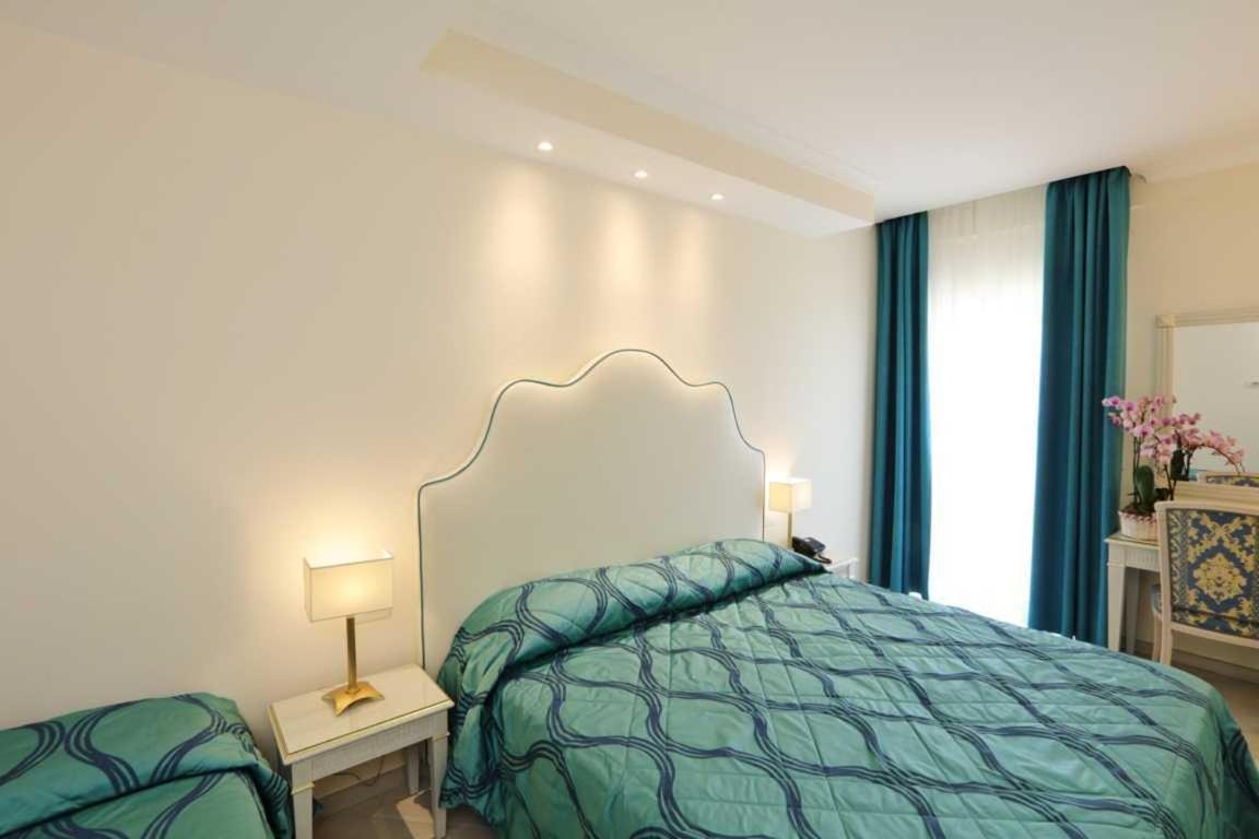 Double Room with Balcony and Sea View - Photo 1