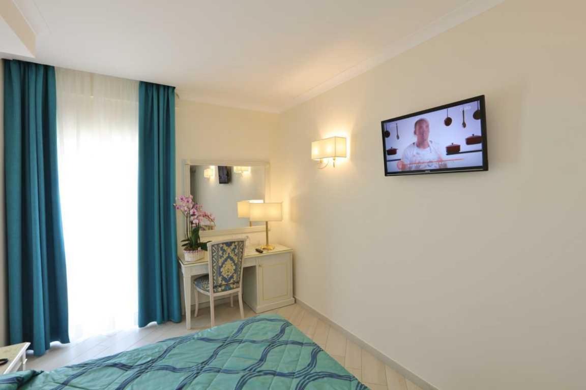 Double Room with Balcony and Sea View - Photo 2