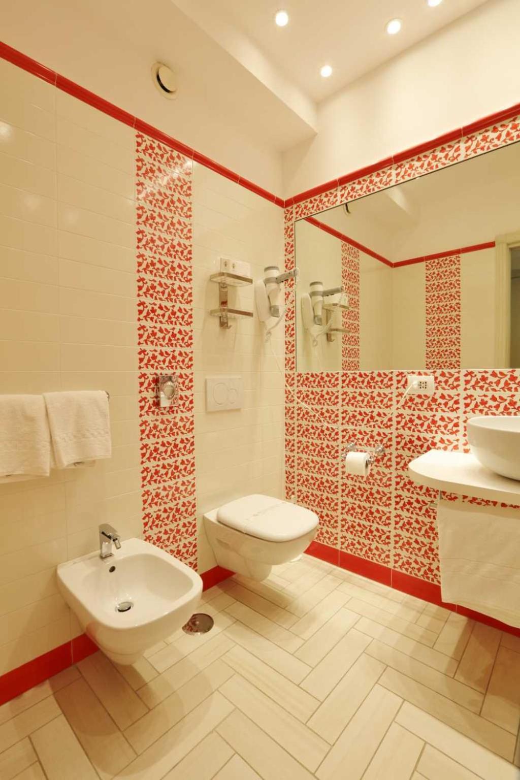 Double Room with Balcony and Sea View - Photo 8