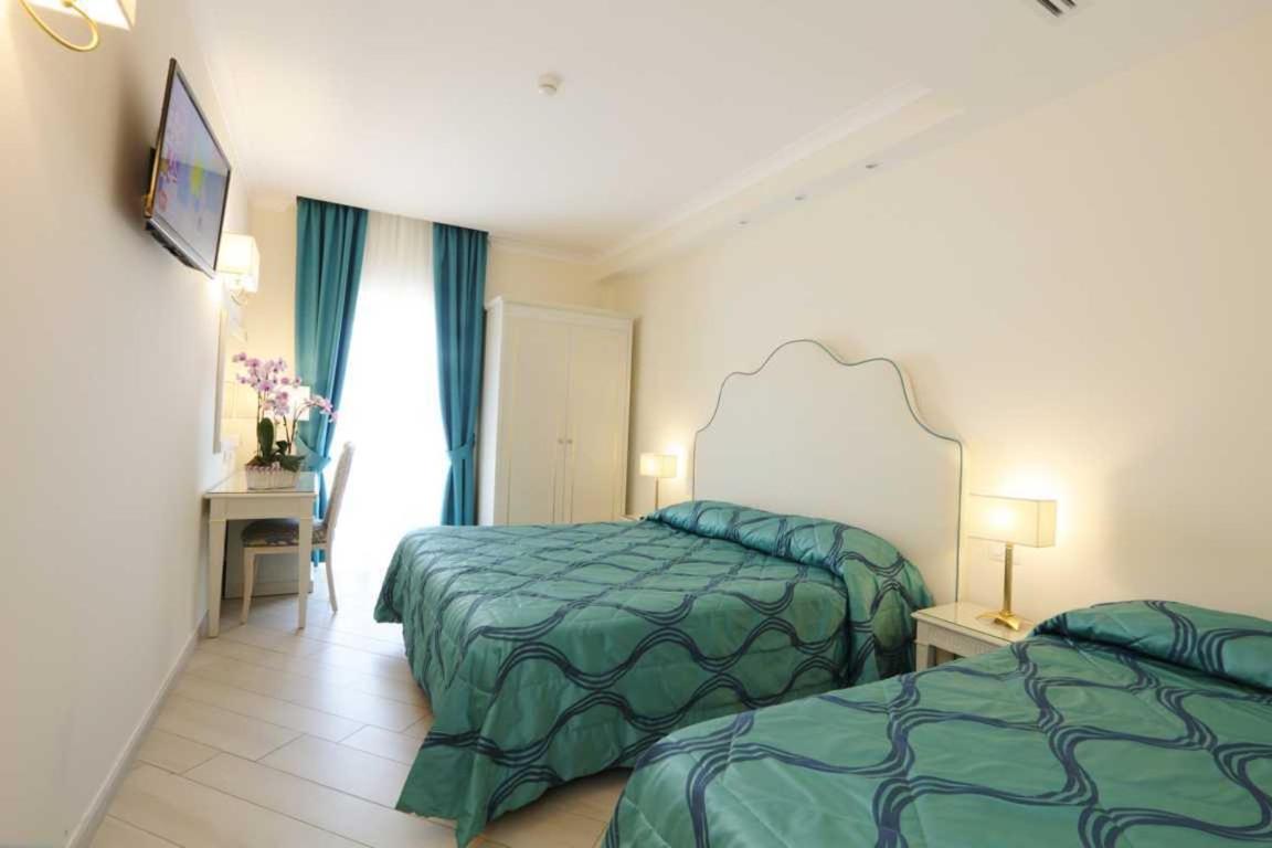 Double Room with Balcony and Sea View - Photo 4