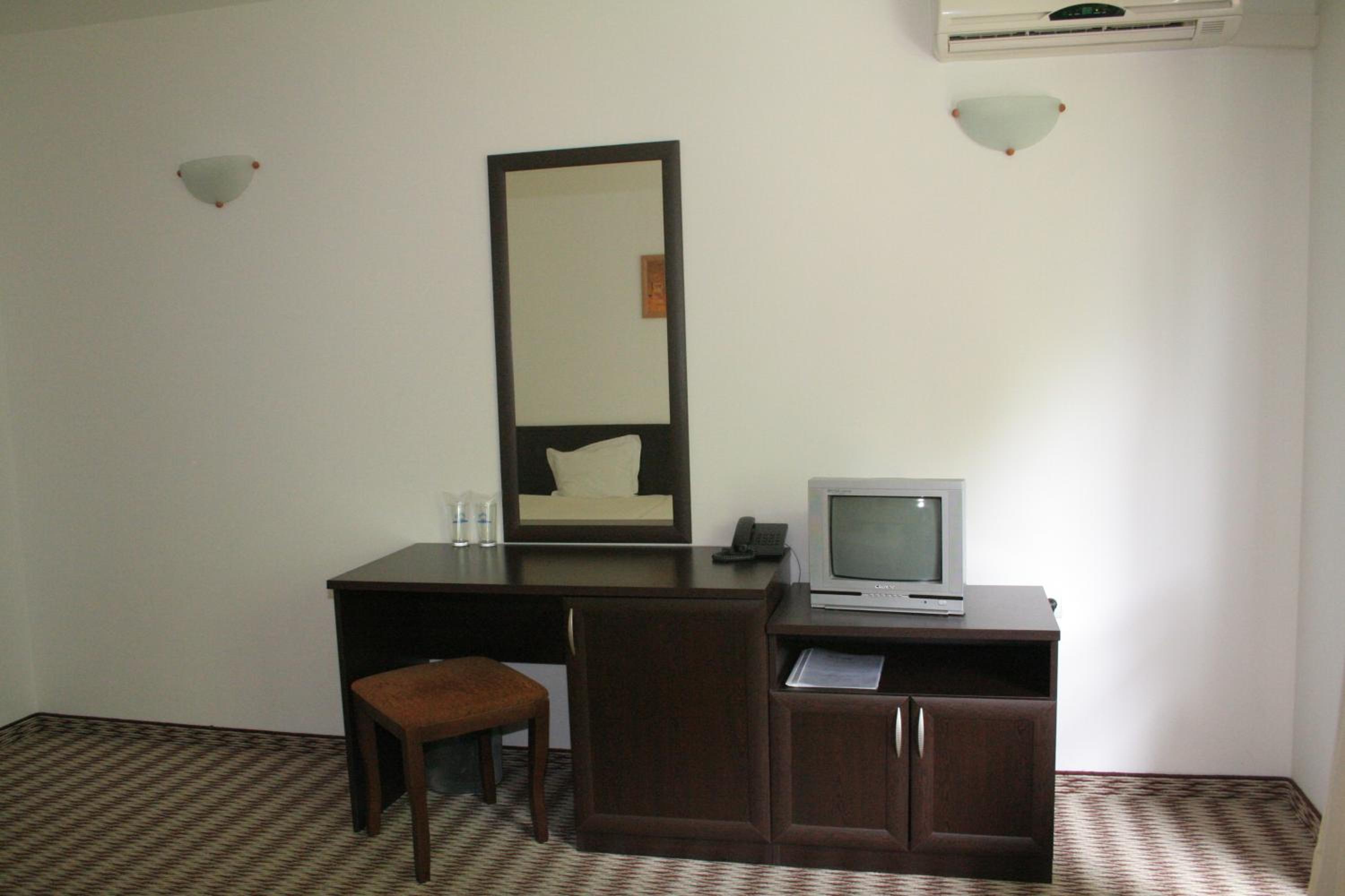 Double or Twin Room with Mountain View - Photo 12
