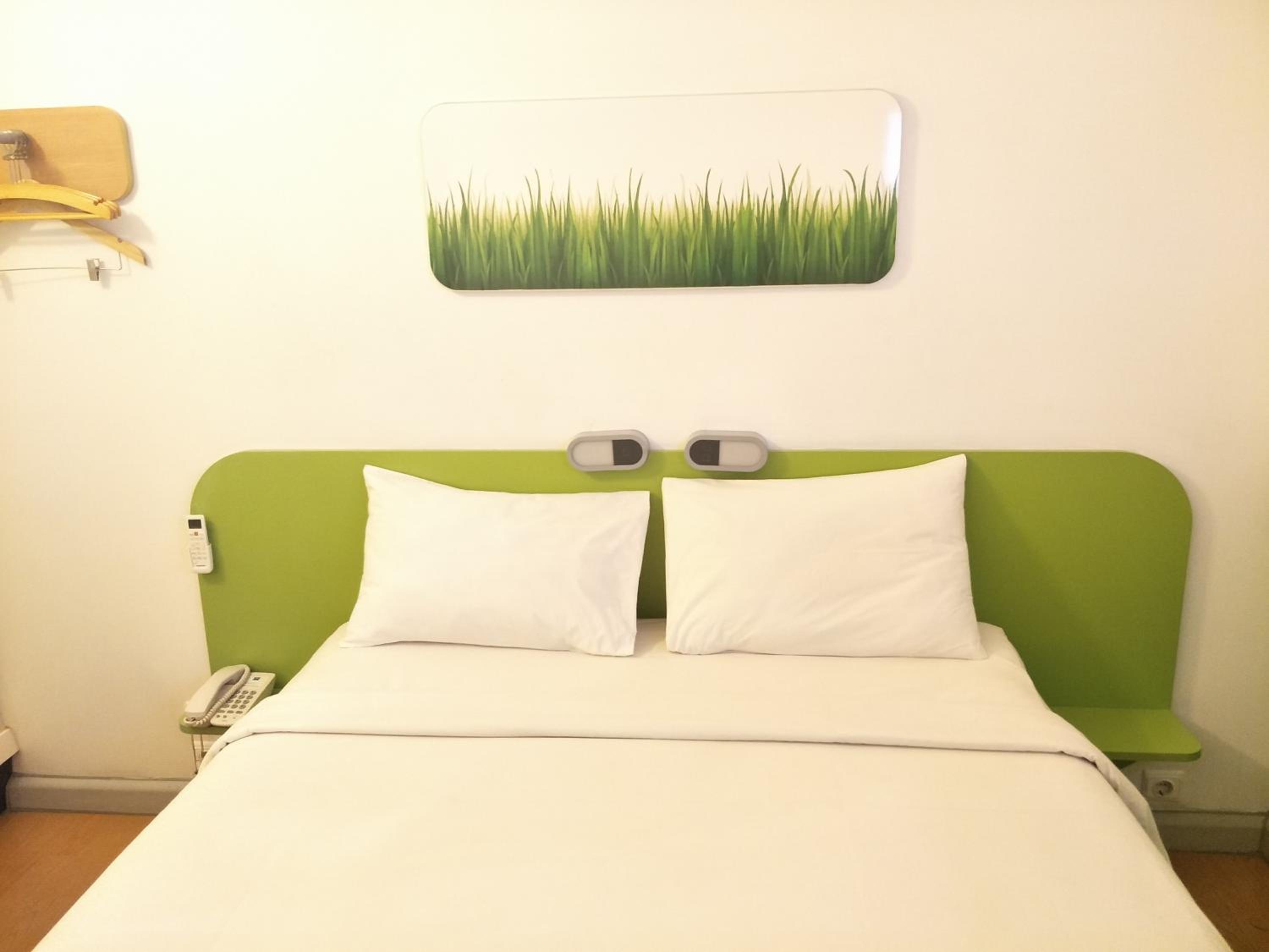 Standard Queen Room - Photo 1