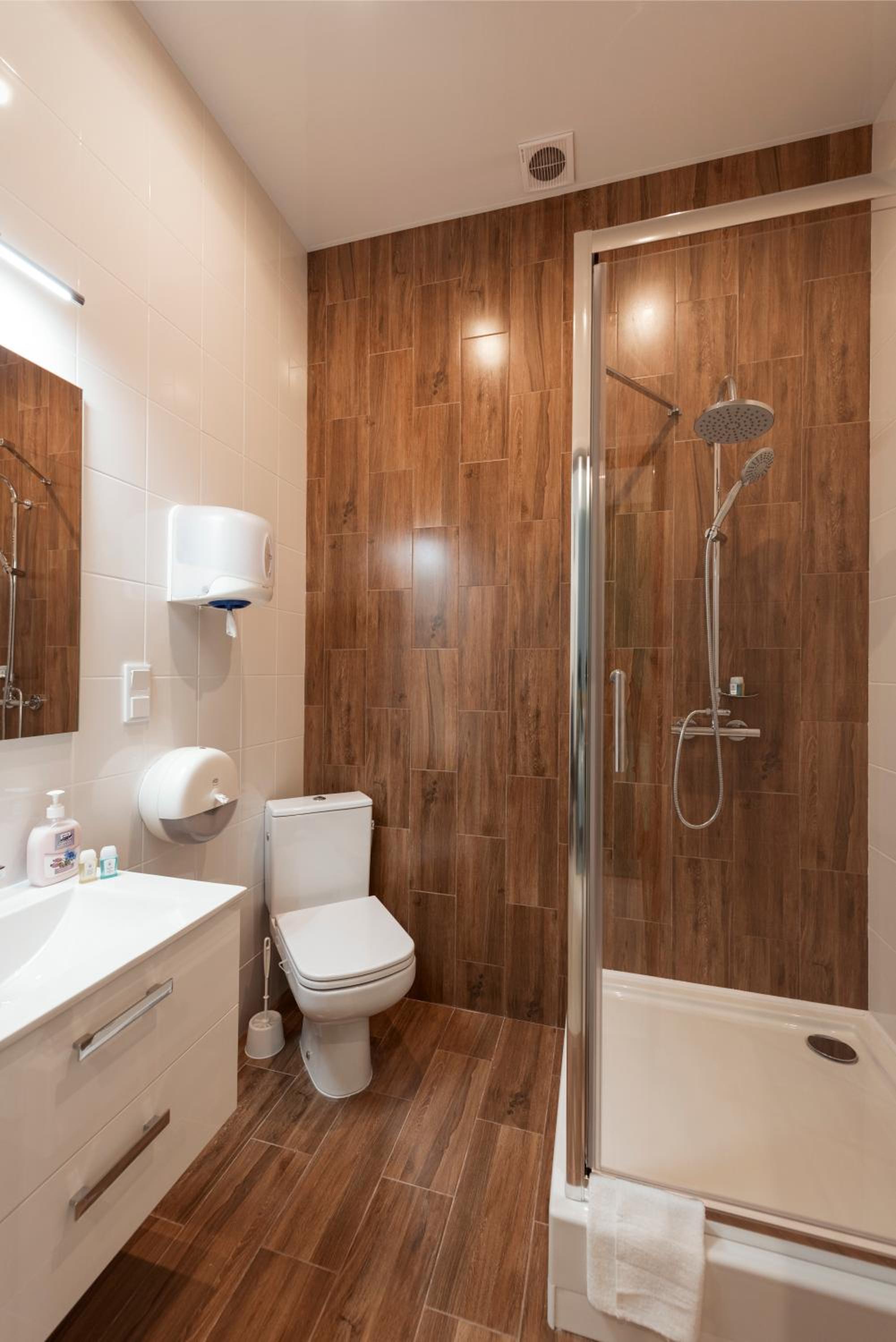 Double or Twin Room with Private Bathroom photo 3