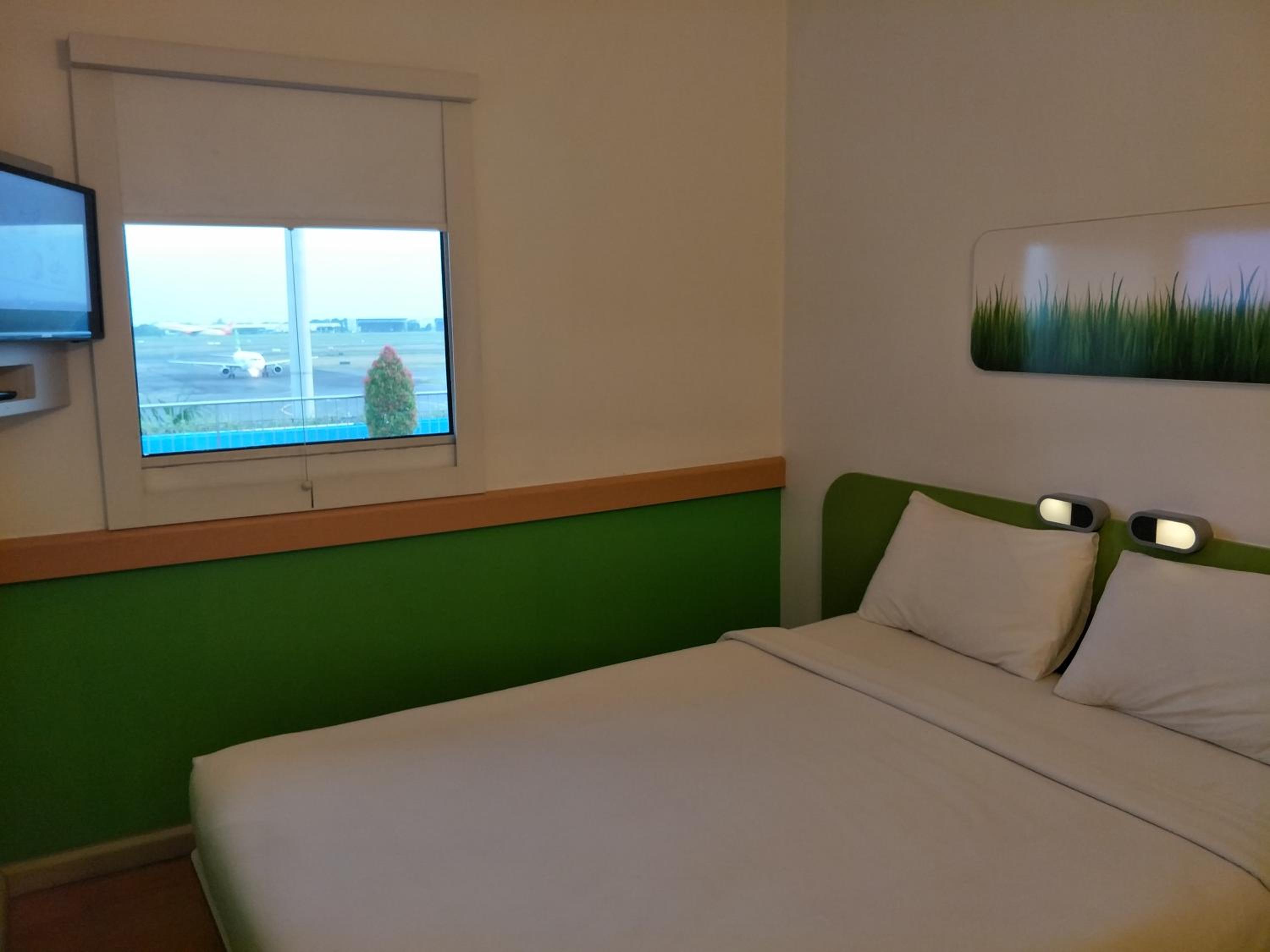Standard Queen Room with Runaway View - Photo 6