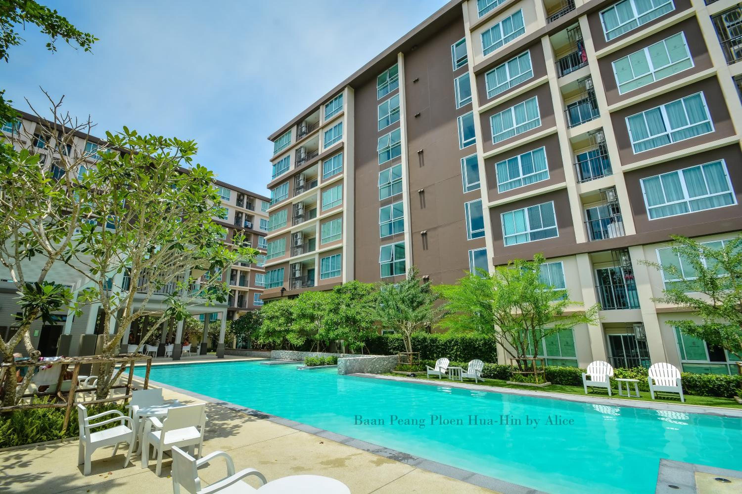 Apartment with Pool View - Photo 11