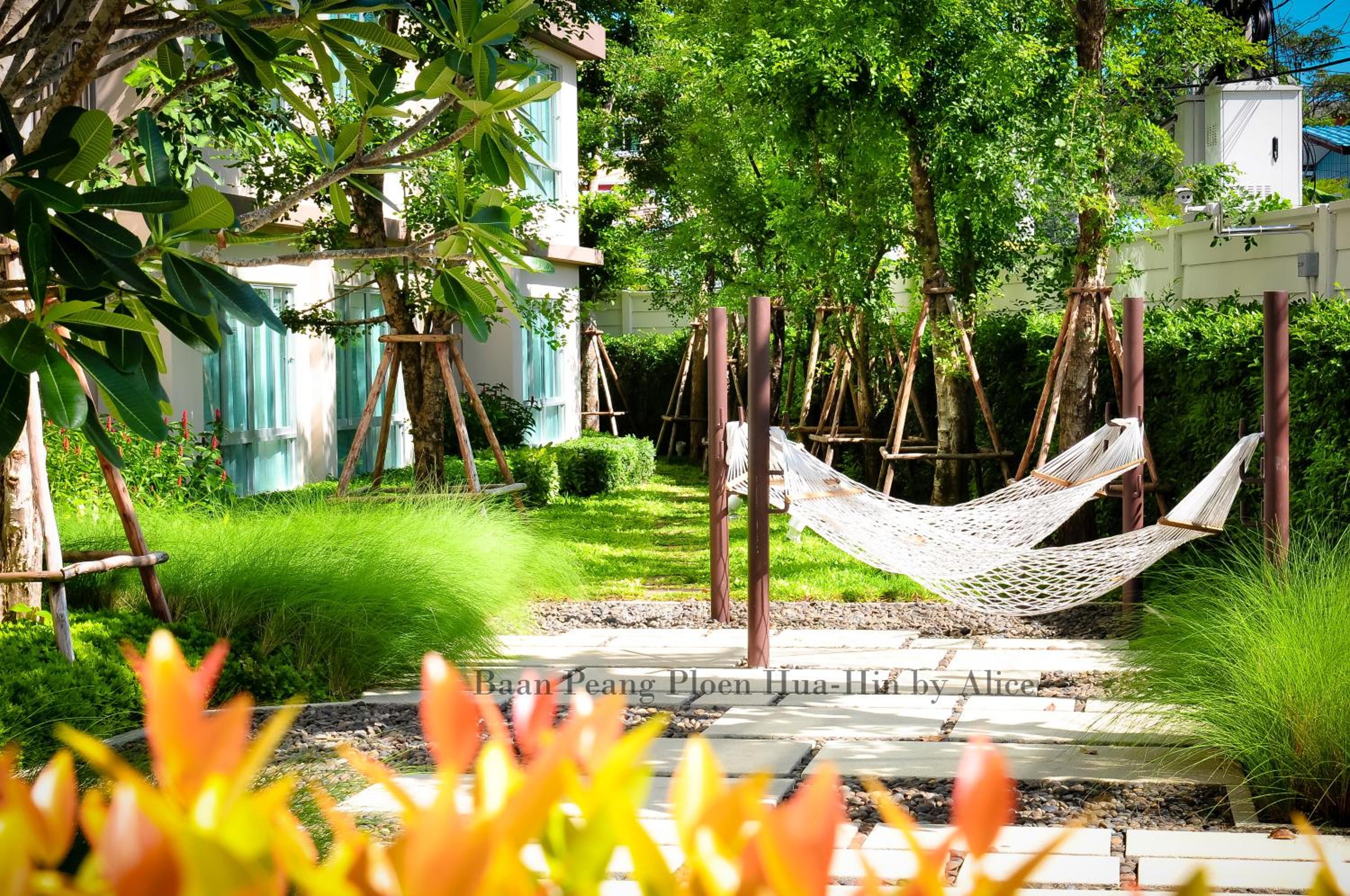 Apartment with Pool View - Photo 9