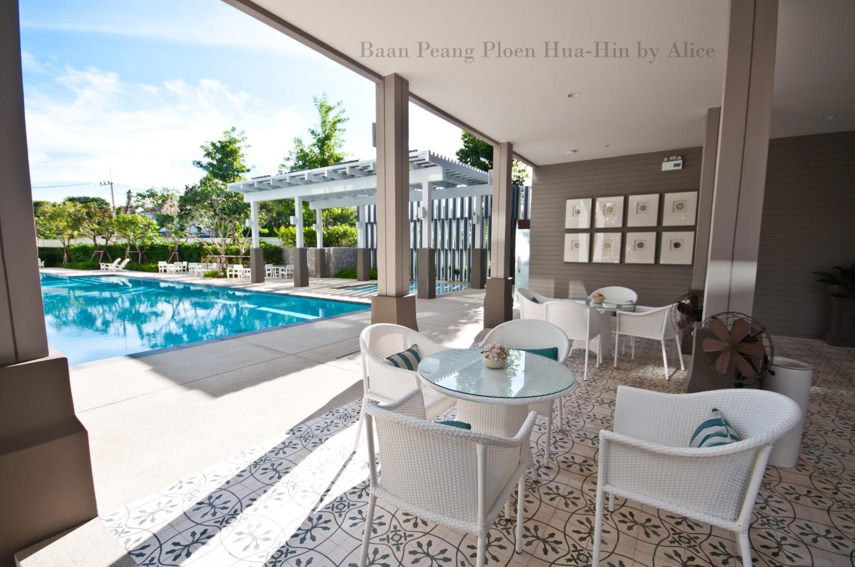 Apartment with Pool View - Photo 8