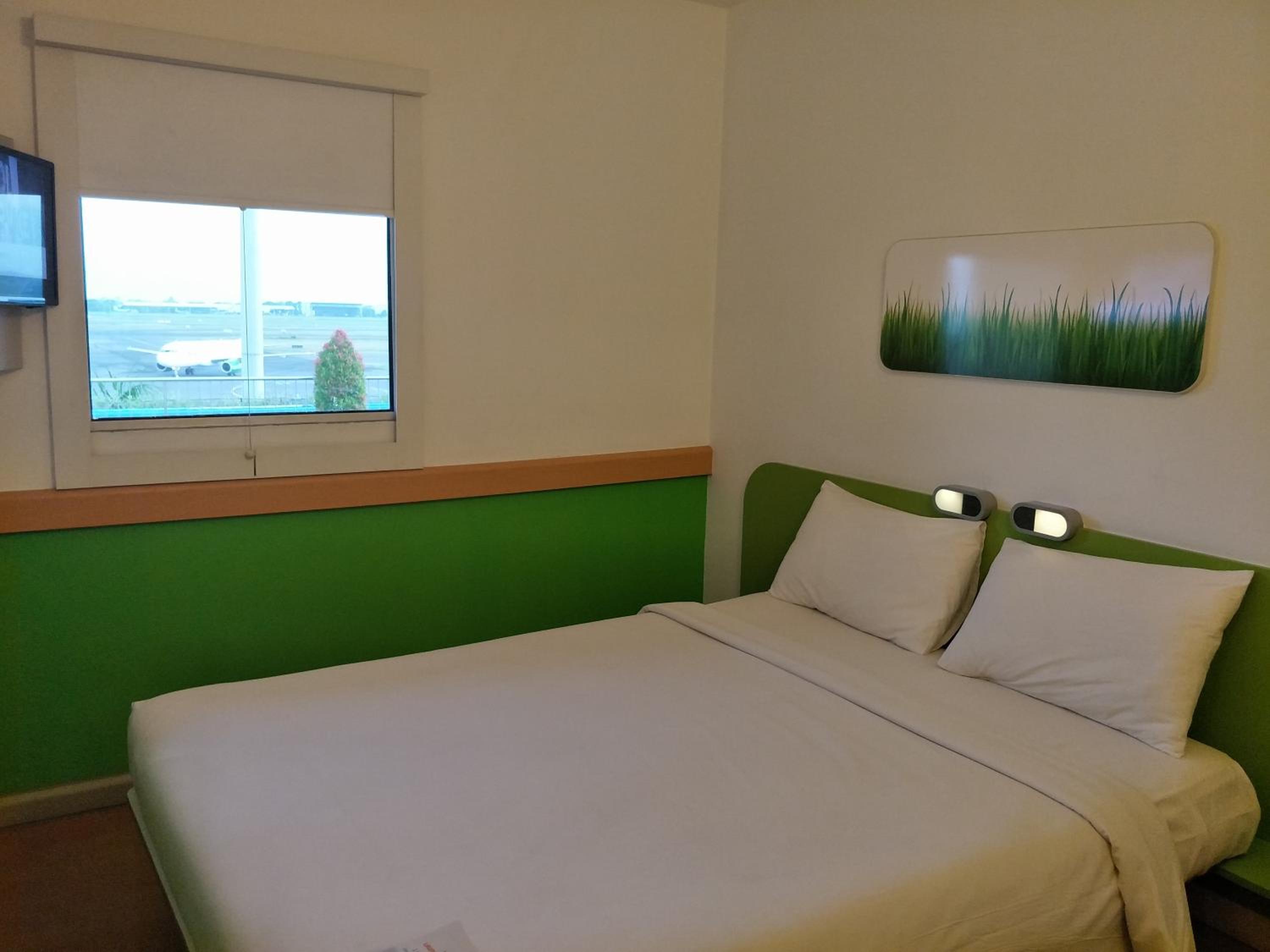 Standard Queen Room with Runaway View - Photo 5