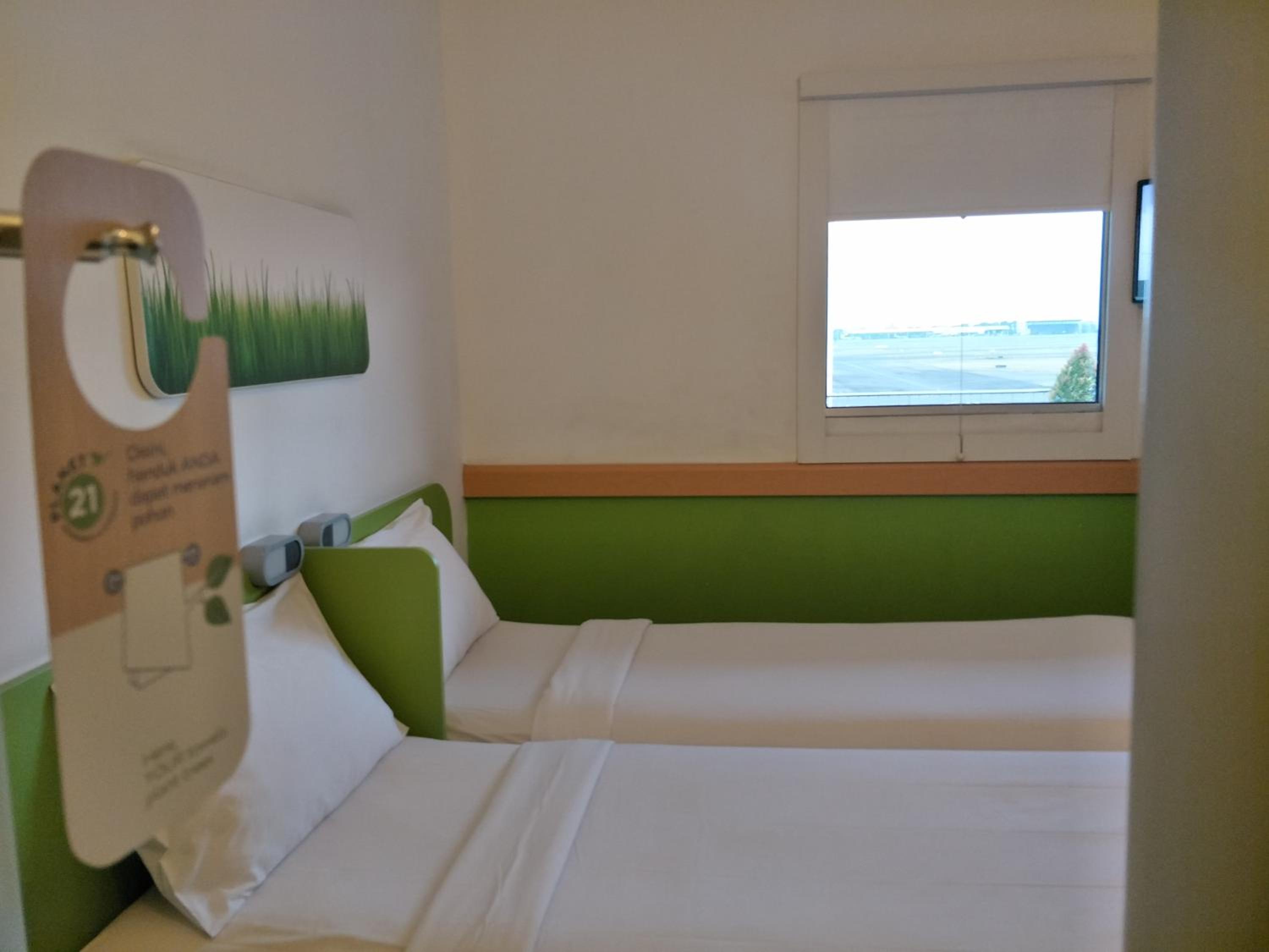 Standard Twin Room with Runaway View - Photo 5