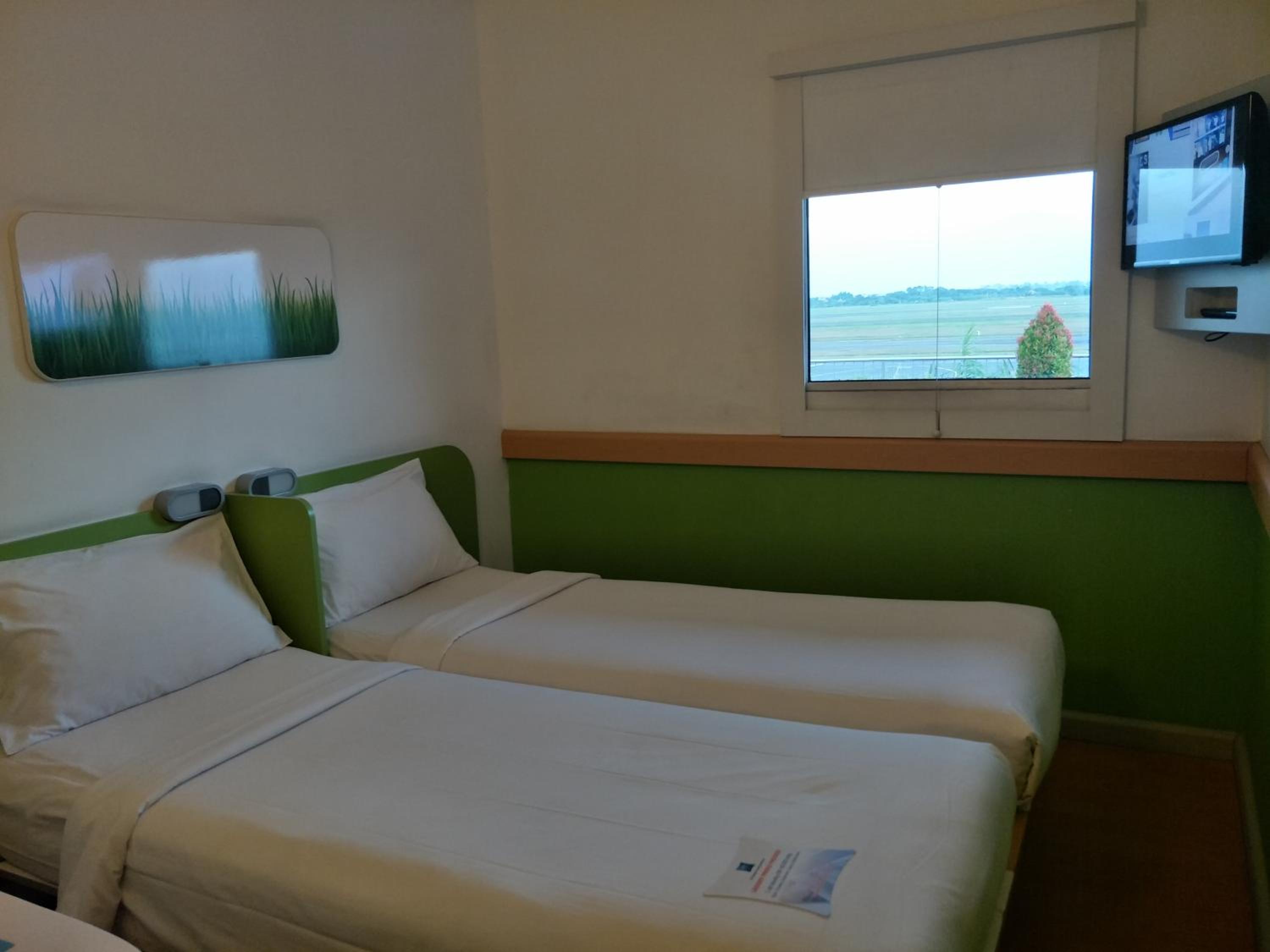 Standard Twin Room with Runaway View - Photo 4