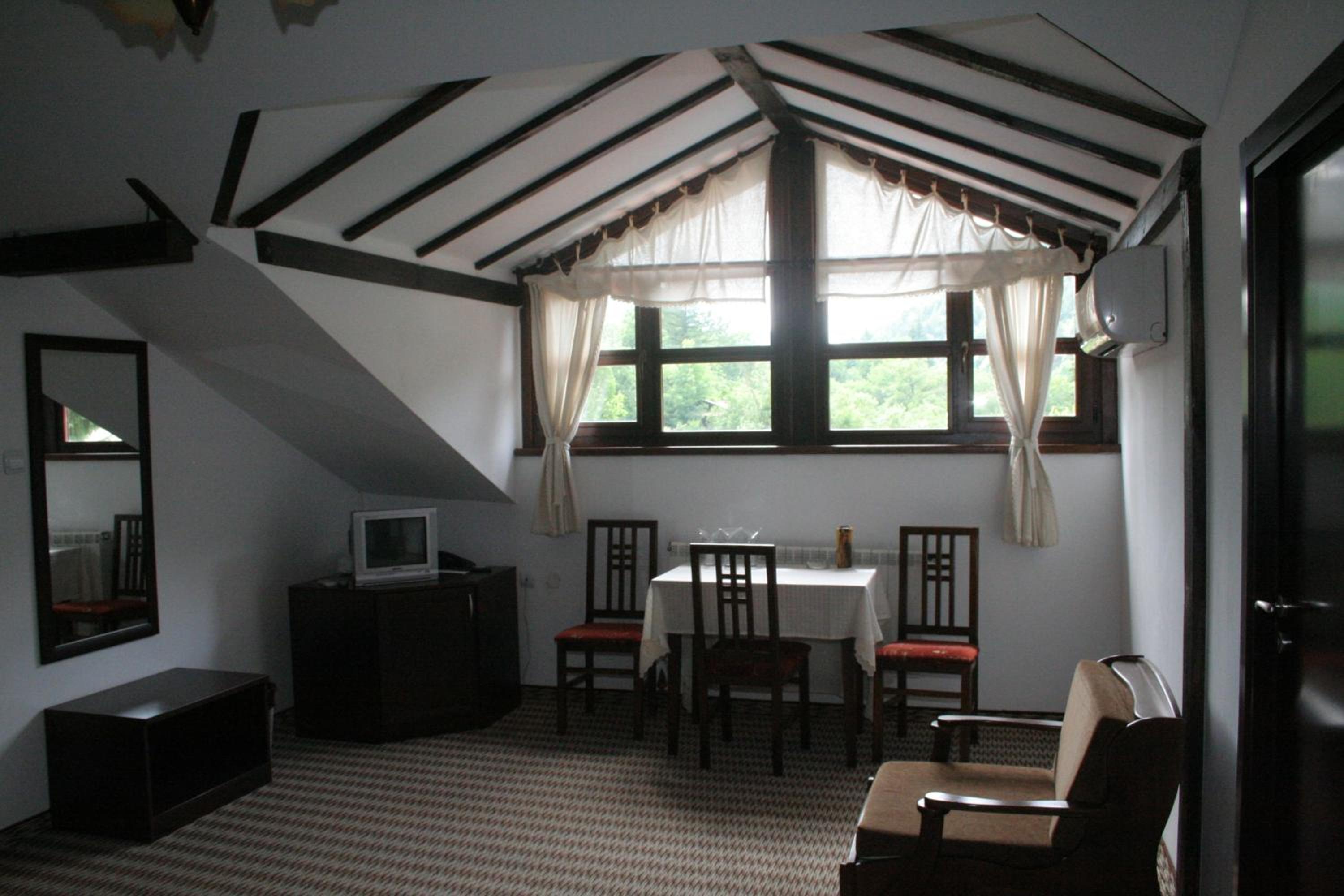 Double or Twin Room with Mountain View - Photo 14