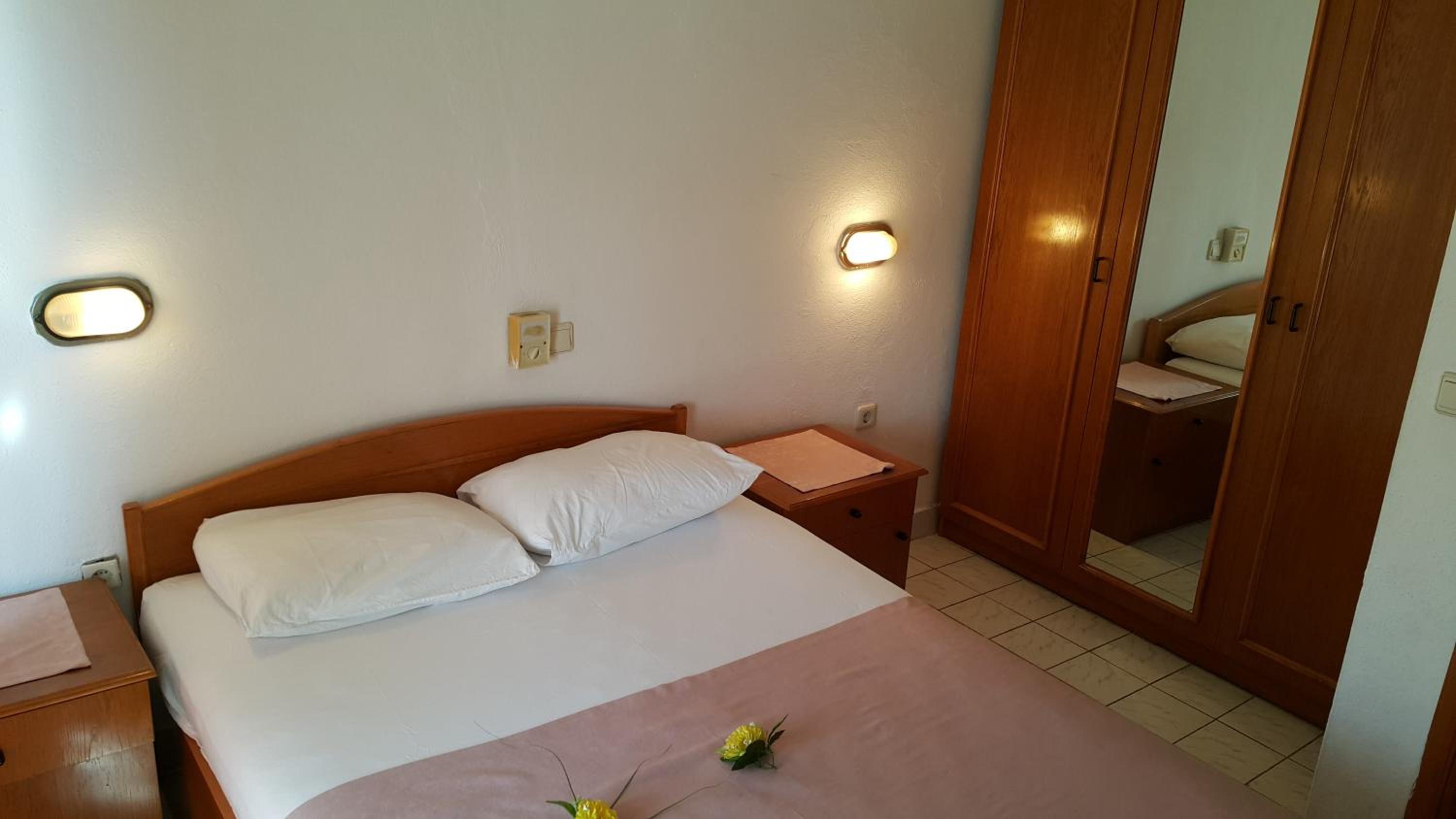 Two-Bedroom Apartment (4-6 Adults) photo 3