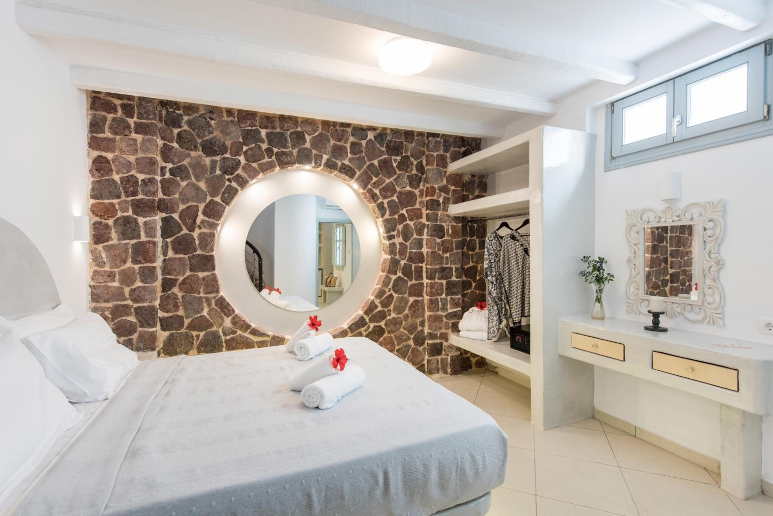 Four-Bedroom Villa with Private Pool - Aspronisi