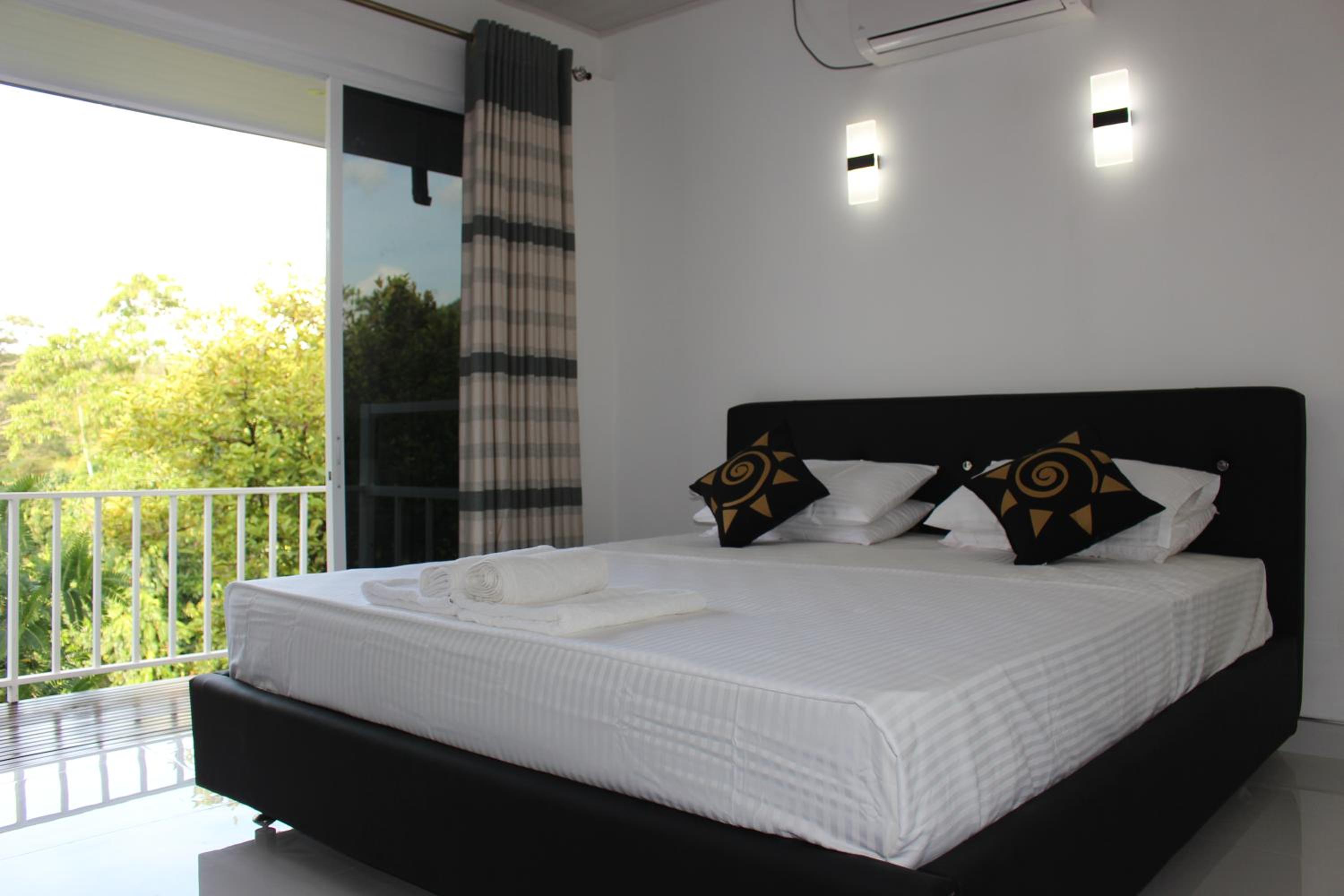 Deluxe Double Room with Balcony photo 1
